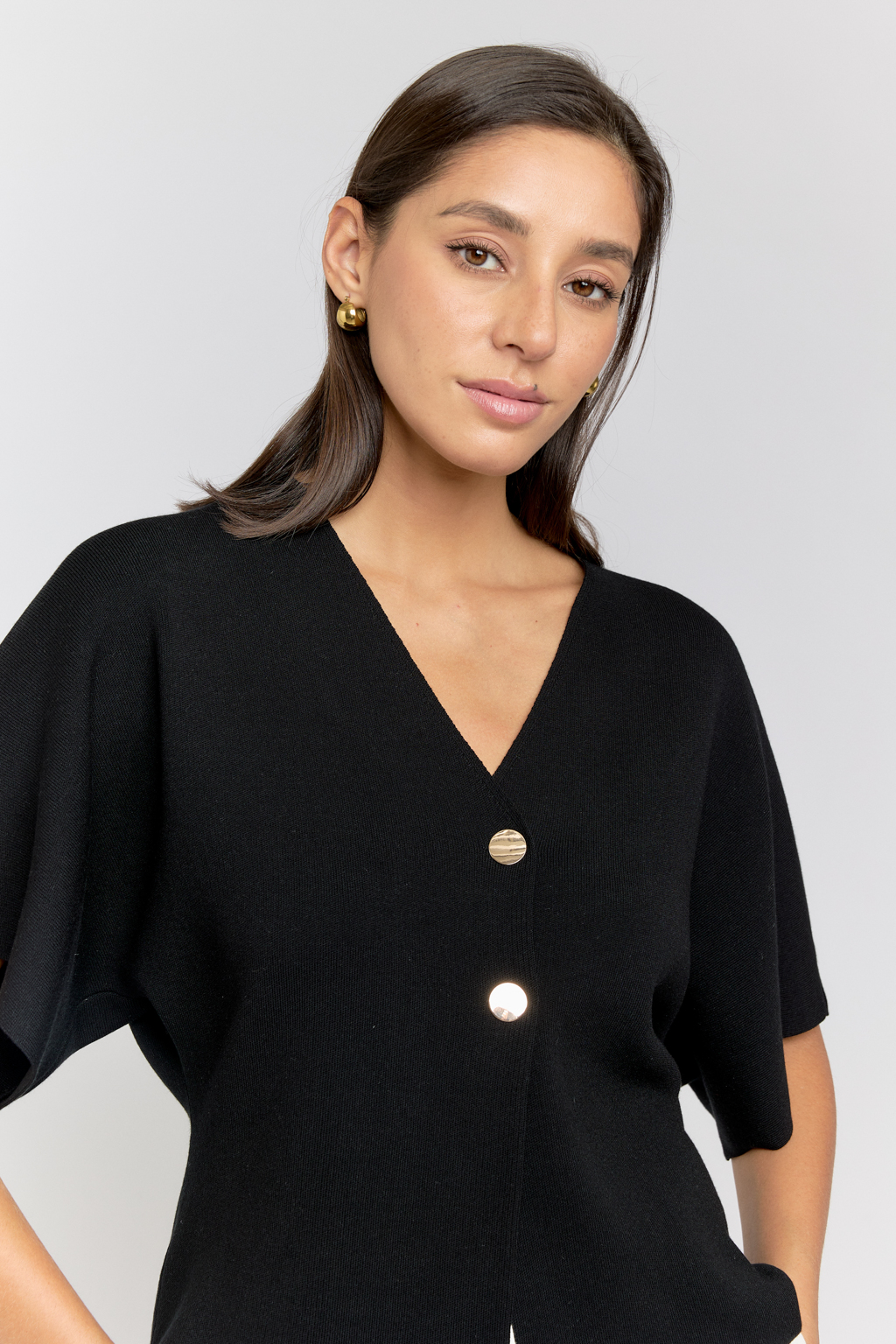 Кардиган свободного кроя с цельнокроенным рукавом на 2 пуговицах.