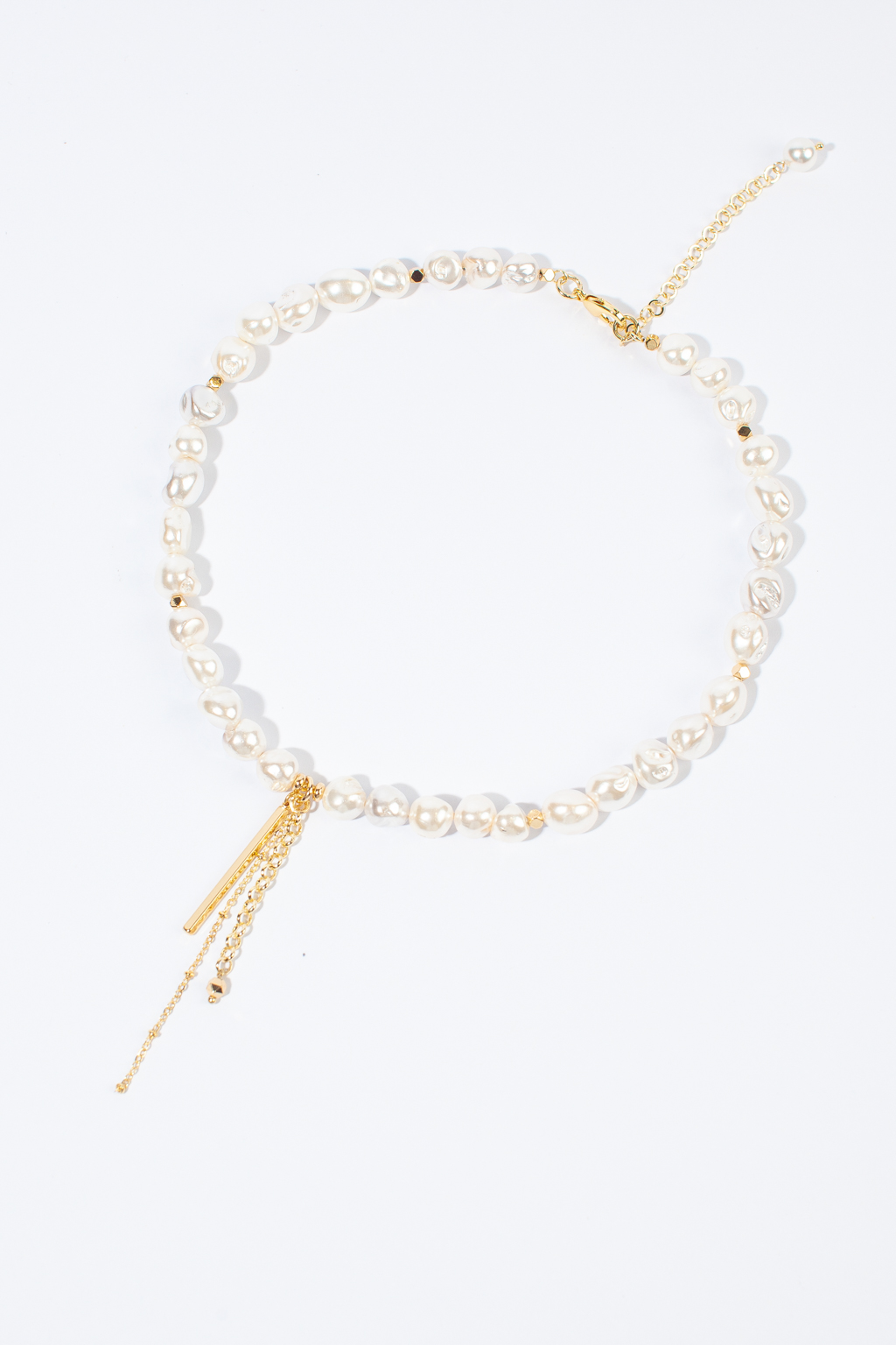 Лаконичное базовое колье из высококачественной белой майорки идеально дополнит образ. Фурнитура выполнена из гипоаллергенного сплава со стойким гальваническим покрытием.