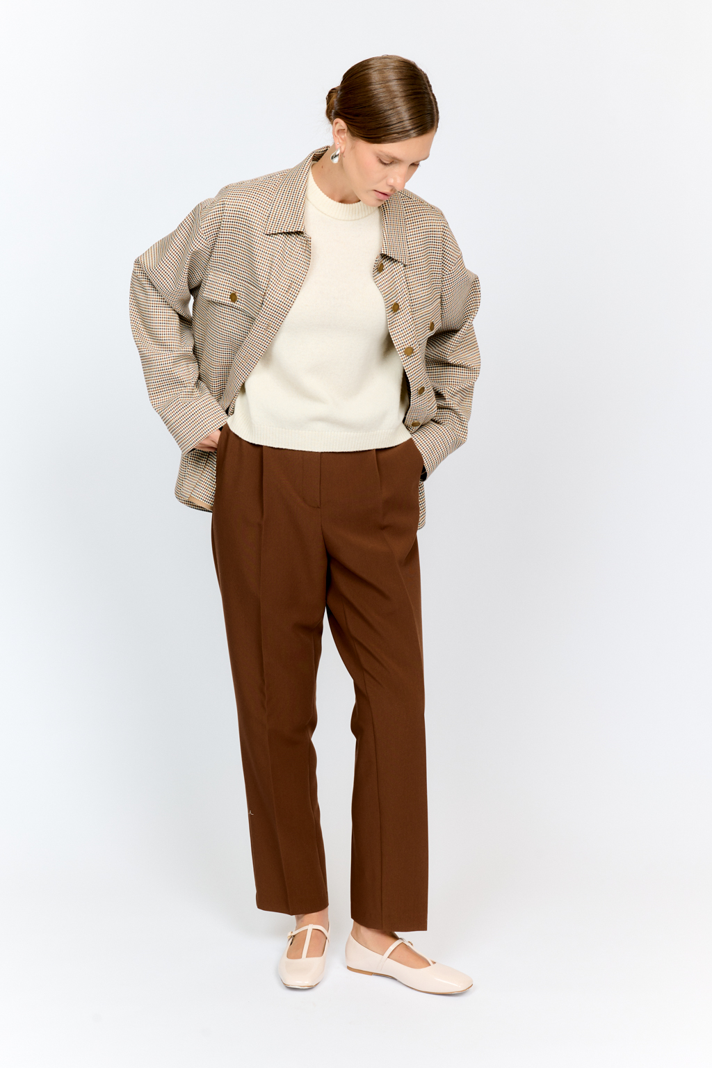 Брюки зауженного книзу силуэта со стрелками в трендовом этой осенью цвете мокко выполнены из костюмной ткани и прекрасно сочетаются с рубашками и жакетами из коллекции.