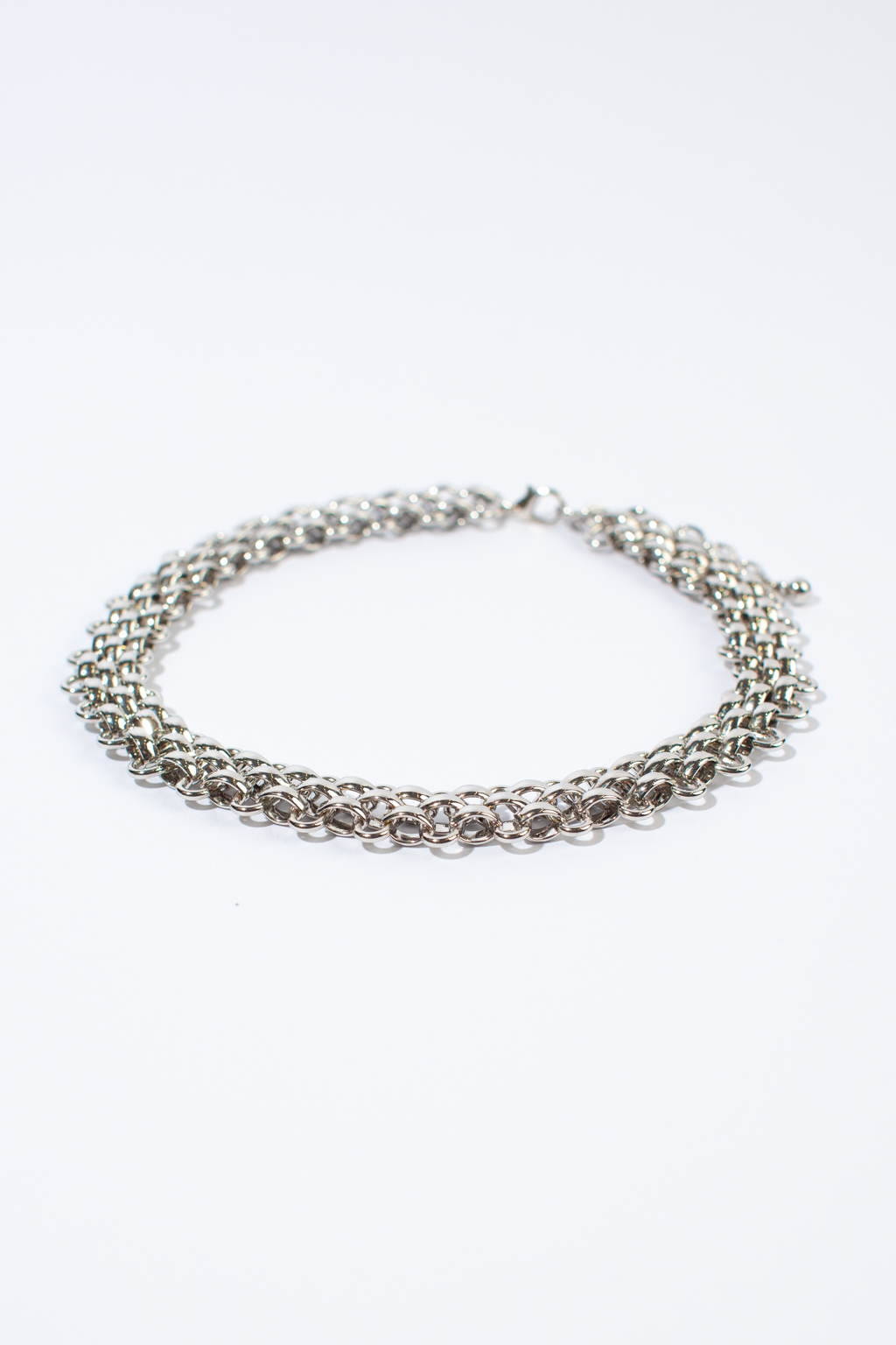 Стильное колье на шею выполнено из гипоаллергеннего медицинского бижутерного сплава высокого качества, что делает его подходящим даже для чувствительной кожи. Длина изделия 35 см + регулировочная цепочка 7 см.