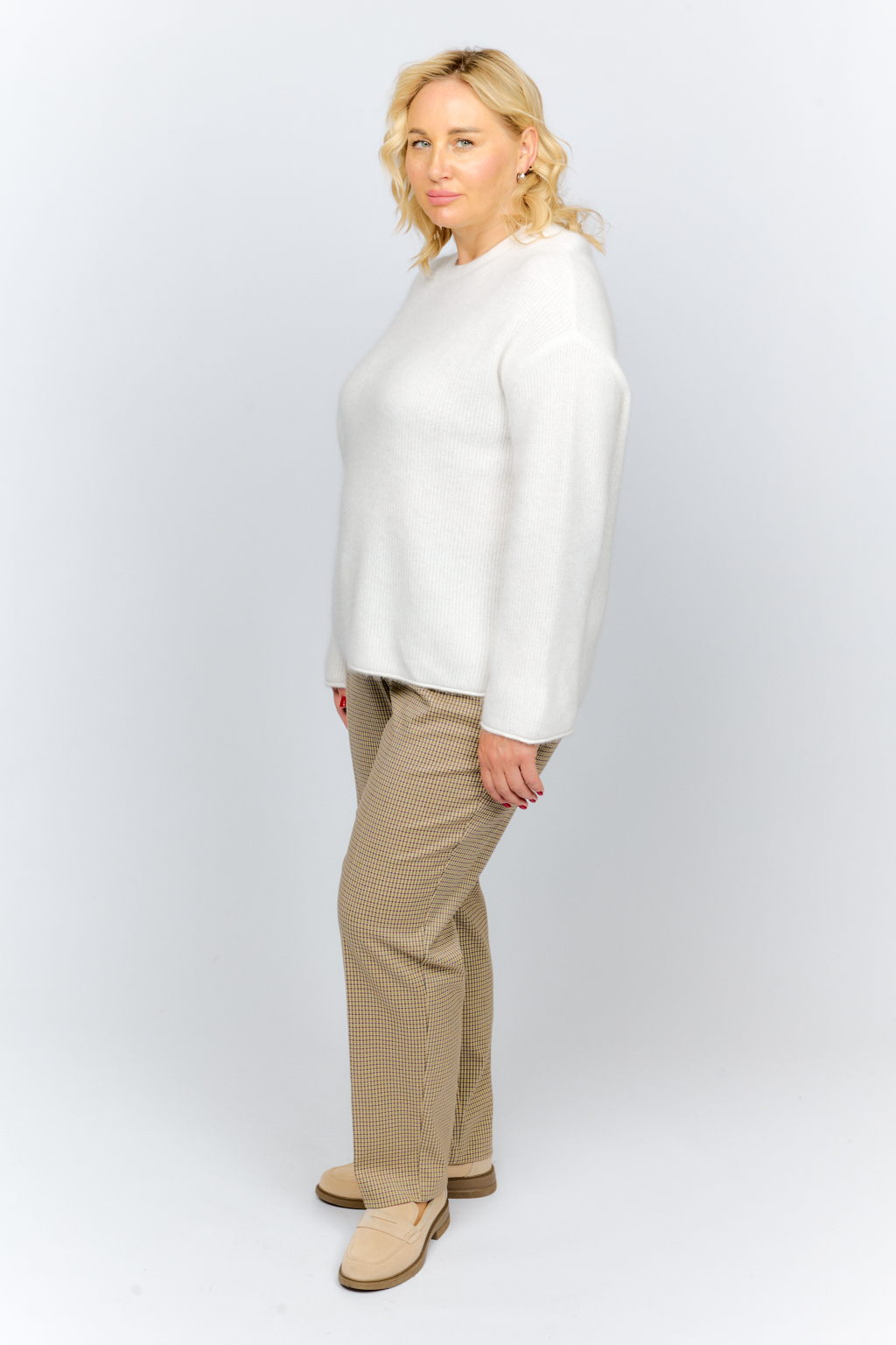 Джемпер прямого кроя с круглым вырезом и рукавом полной длины.