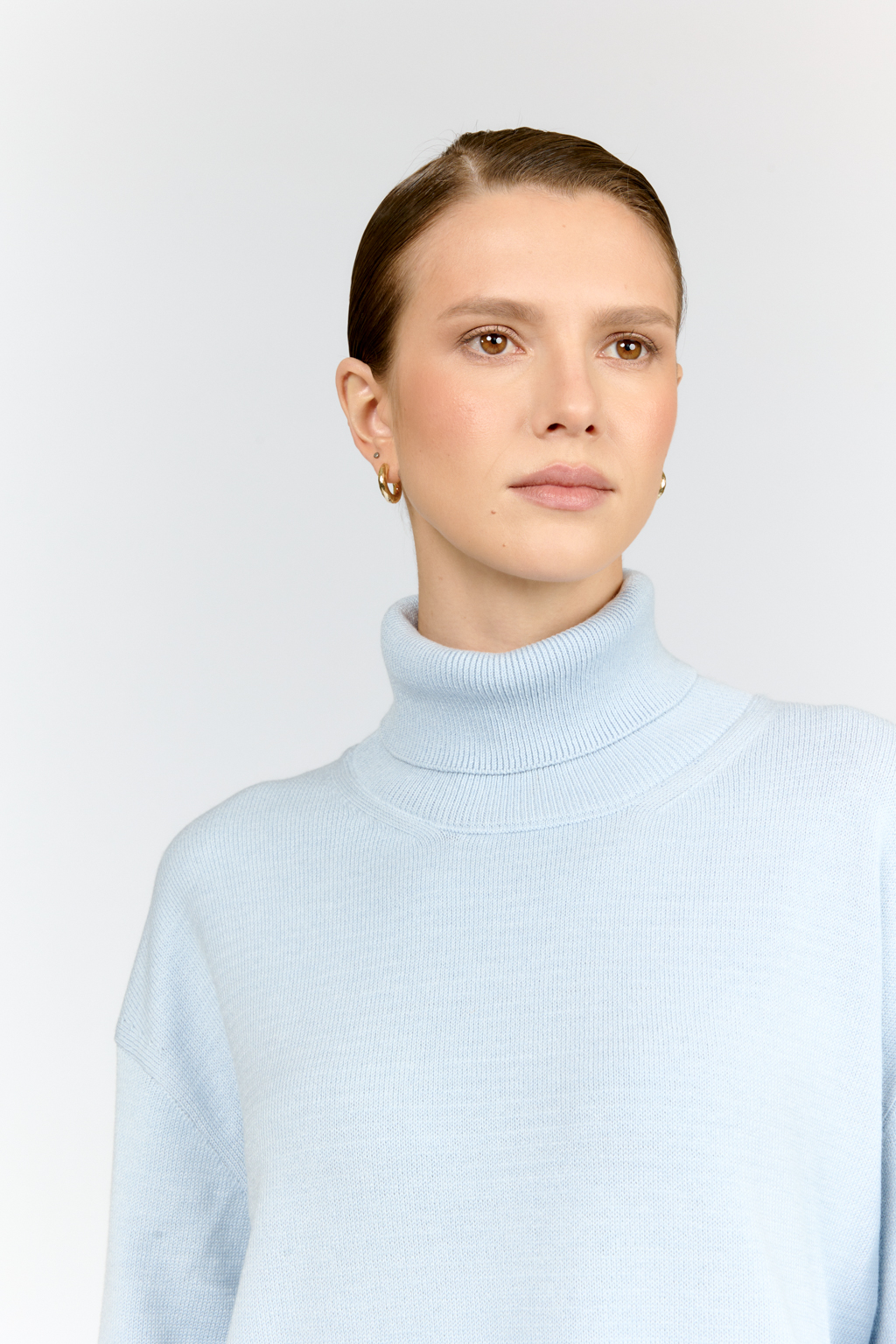 Джемпер силуэта оверсайз с высокой горловиной