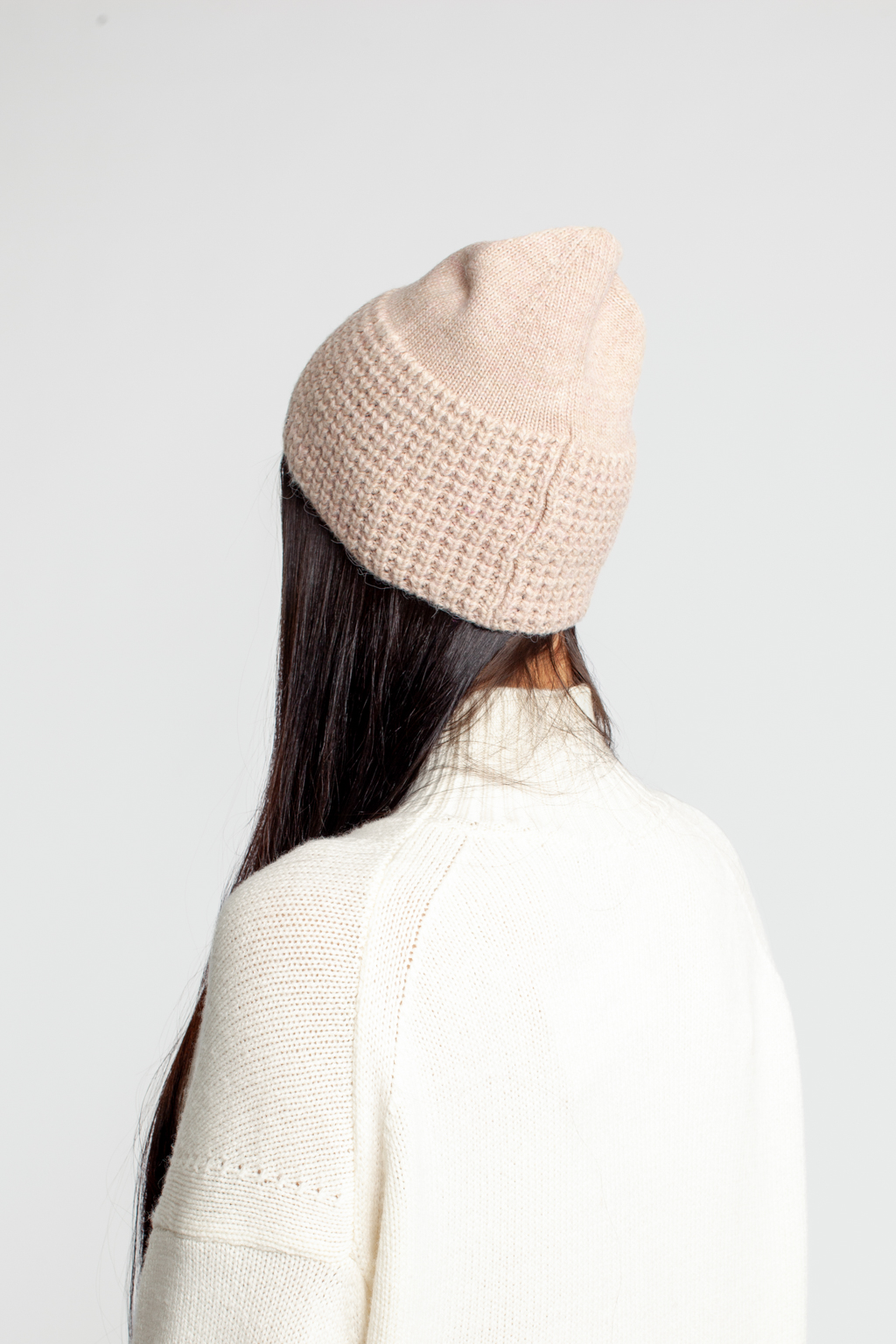 Шапка женская без отворота. Теплый и стильный головной убор для утепления в осенний и зимний сезон.