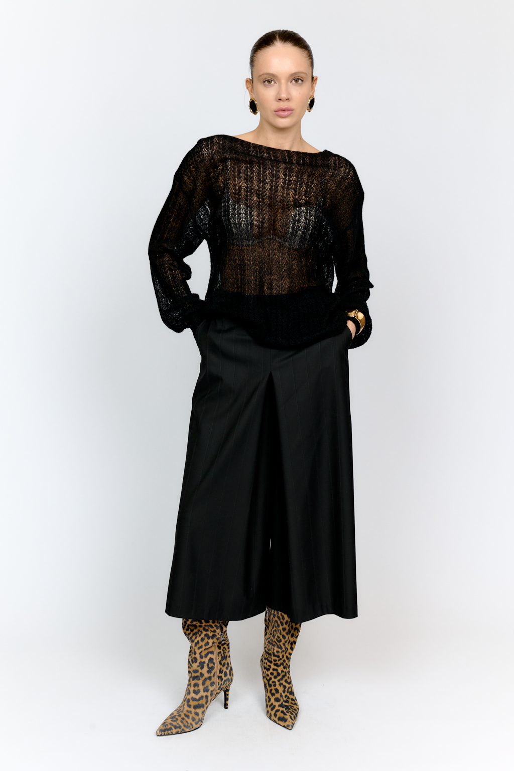 Трикотажный джемпер из мягой пряжи черного цвета с шерстью альпаки с ажурным дизайном, круглой горловиной, длинным рукавом и свободным силуэтом. Женственная модель, которая подарит уют и тепло без ощущуения тяжести. Акцентное и в то же время базовое изделие.