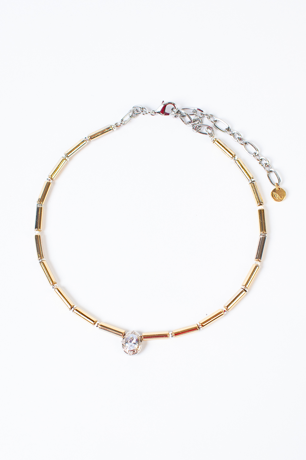 Элегантное колье золотого цвета выполнено из гальванизированного хрусталя и гематита.Дополнено камнем из ювелирного стекла. Длина изделия регулируется от 33 до 50 см. Фурнитура выполнена из гипоаллергенного сплава со стойким гальваническим покрытием.