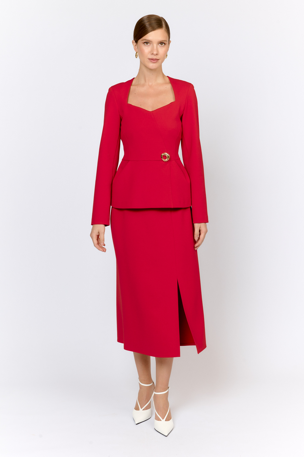 Жакет женственного приталенного силуэта с изящным фигурным вырезом горловины, малого объёма, прилегающего силуэта. Ниже линии талии баска со складками, придающими -модели эффект "тюльпан". Застегивается на потайную молнию на спинке. Выполнен из плотной трикотажной ткани с высокой эластичностью с содержанием вискозы. Вискоза делает ткань приятной к телу, обеспечивает воздухопроницаемость и пластичность. Нейлон  обеспечивает  износостойкость и стабильность насыщенного цвета.  Преимущества ткани: ткань хорошо держит форму, мягко облегая фигуру.  Не сминается, не требует особого ухода. Позволяет коже "дышать".  Трикотажный жакет сможет стать альтернативным решением классическому в гардеробе.