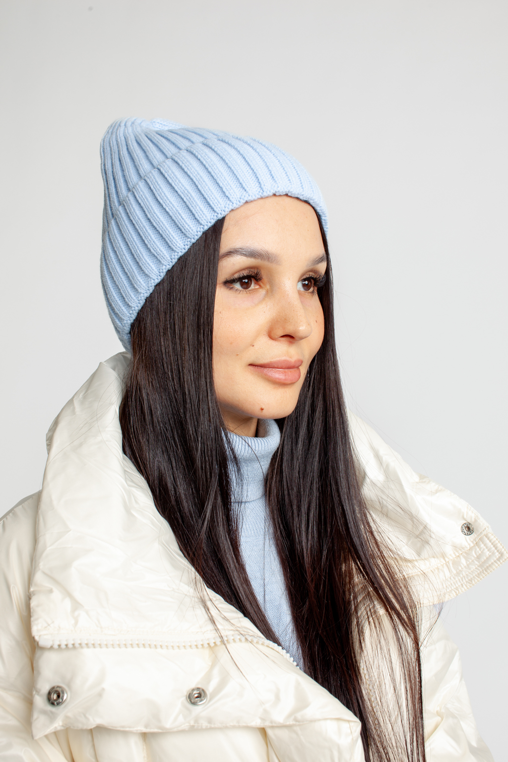 Шапка женская с отворотом. Является совершенным аксессуаром для утепления в осенний и зимний сезон.