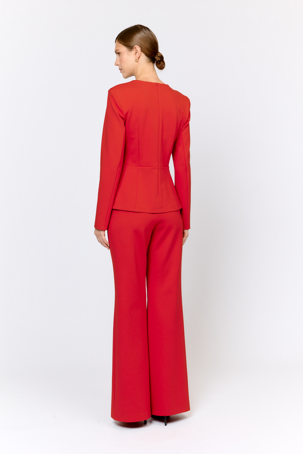 Жакет женственного приталенного силуэта с изящным фигурным вырезом горловины, малого объёма, прилегающего силуэта. Ниже линии талии баска со складками, придающими -модели эффект "тюльпан". Застегивается на потайную молнию на спинке. Выполнен из плотной трикотажной ткани с высокой эластичностью с содержанием вискозы. Вискоза делает ткань приятной к телу, обеспечивает воздухопроницаемость и пластичность. Нейлон  обеспечивает  износостойкость и стабильность насыщенного цвета.  Преимущества ткани: ткань хорошо держит форму, мягко облегая фигуру.  Не сминается, не требует особого ухода. Позволяет коже "дышать".  Трикотажный жакет сможет стать альтернативным решением классическому в гардеробе.