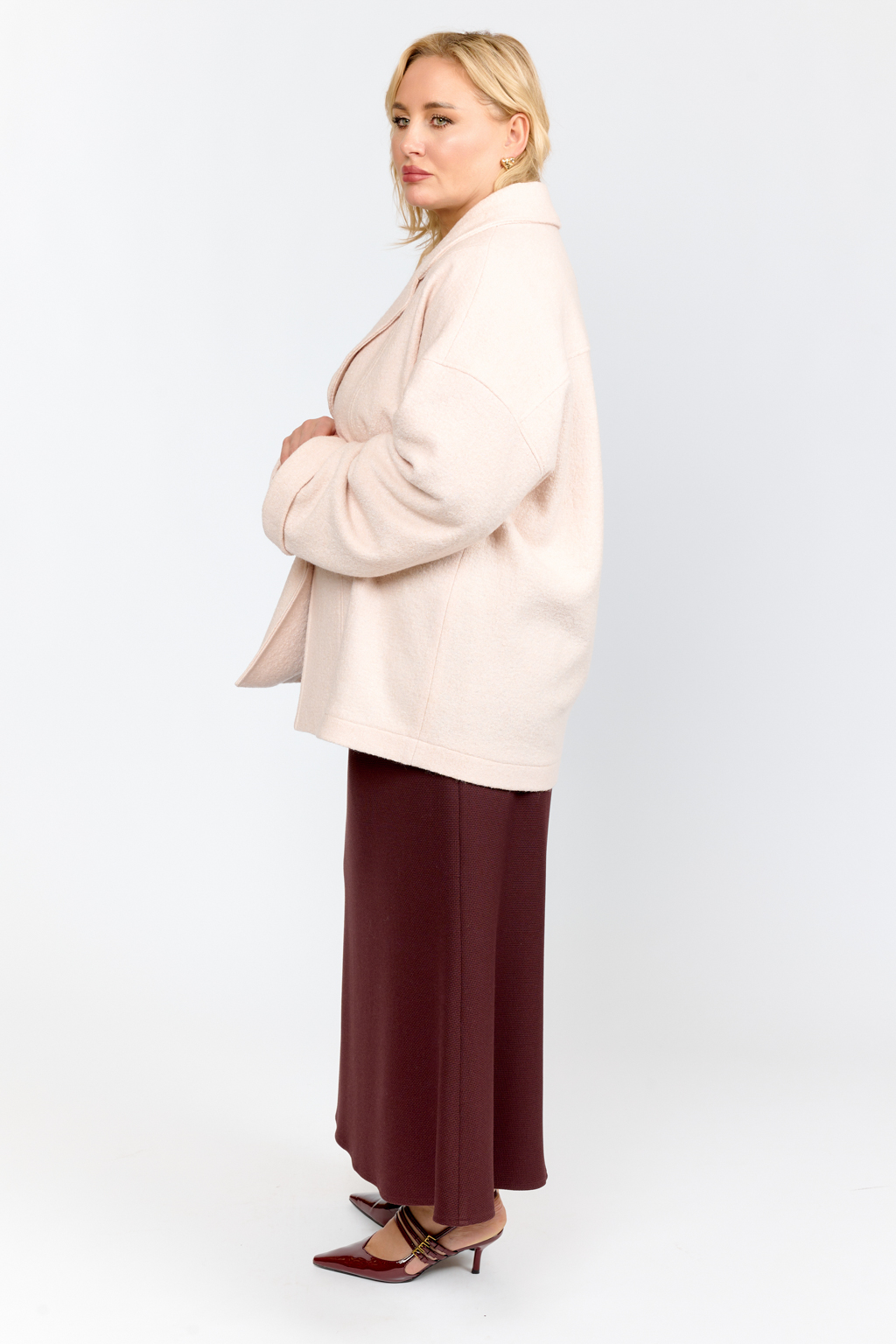 Полупальто с английским воротником свободного оверсайз кроя со спущенным рукавом и застежкой на 2 пуговицы. Длина до середины бедра. На спике вышивка "S".