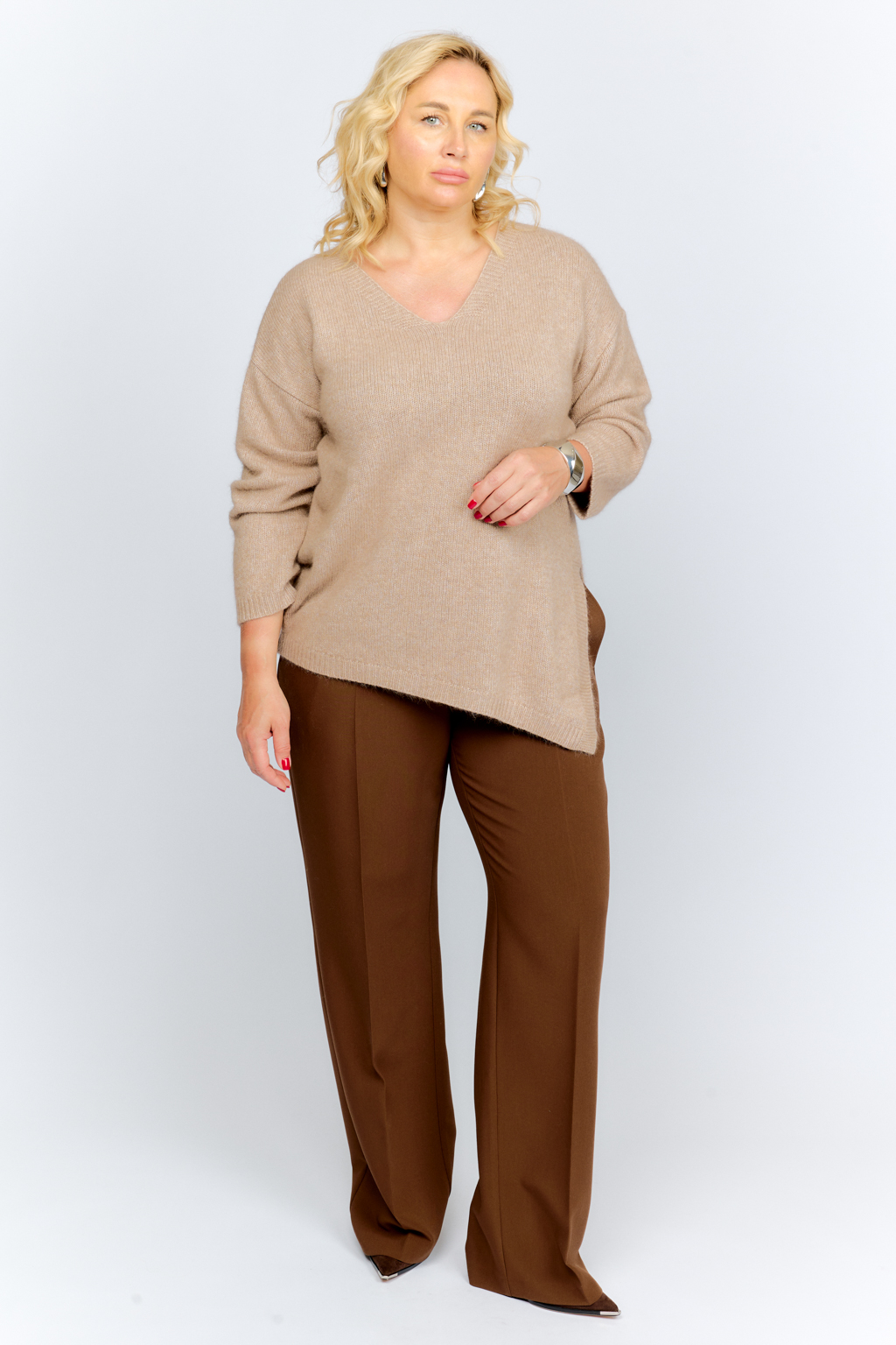 Туника с V-образным вырезом и ассиметричным низом.