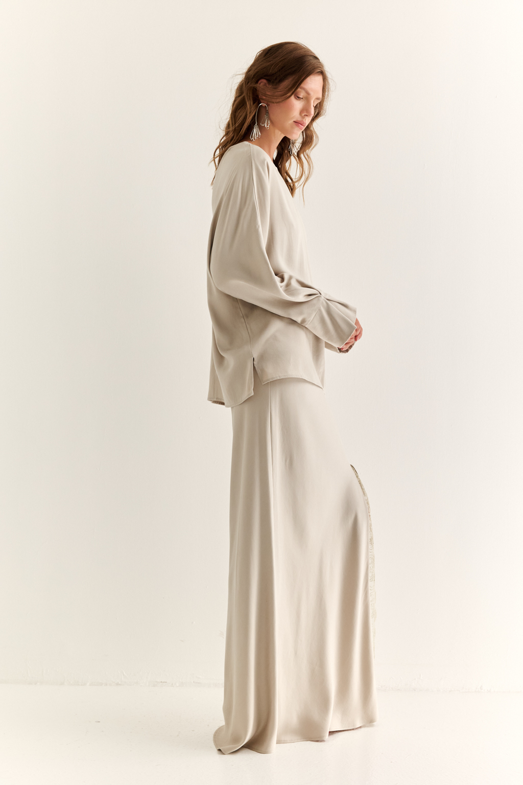 Блуза с цельнокроеными рукавами со складкой по манжету и V-образным вырезом по спинке.