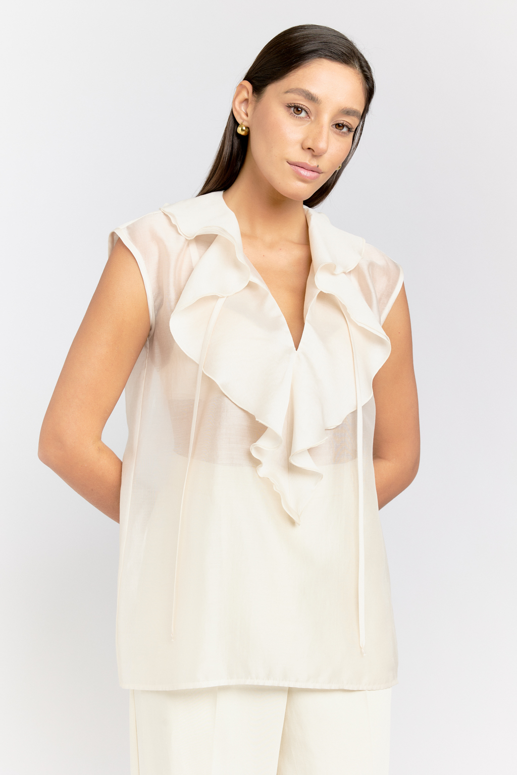 Блуза без рукавов с рюшей на полочке.