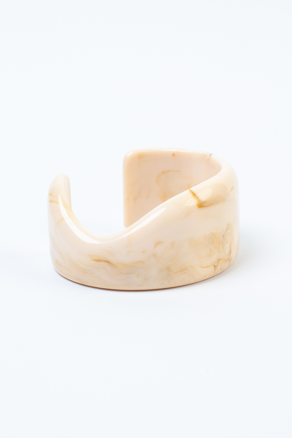 Стильный браслет в бежевом оттенке создан для женщин, ценящих неподвластный стиль времени. Изделие выполнено из акрилового ацетата, что обеспечивает его долговечность, легкость и современный дизайн.