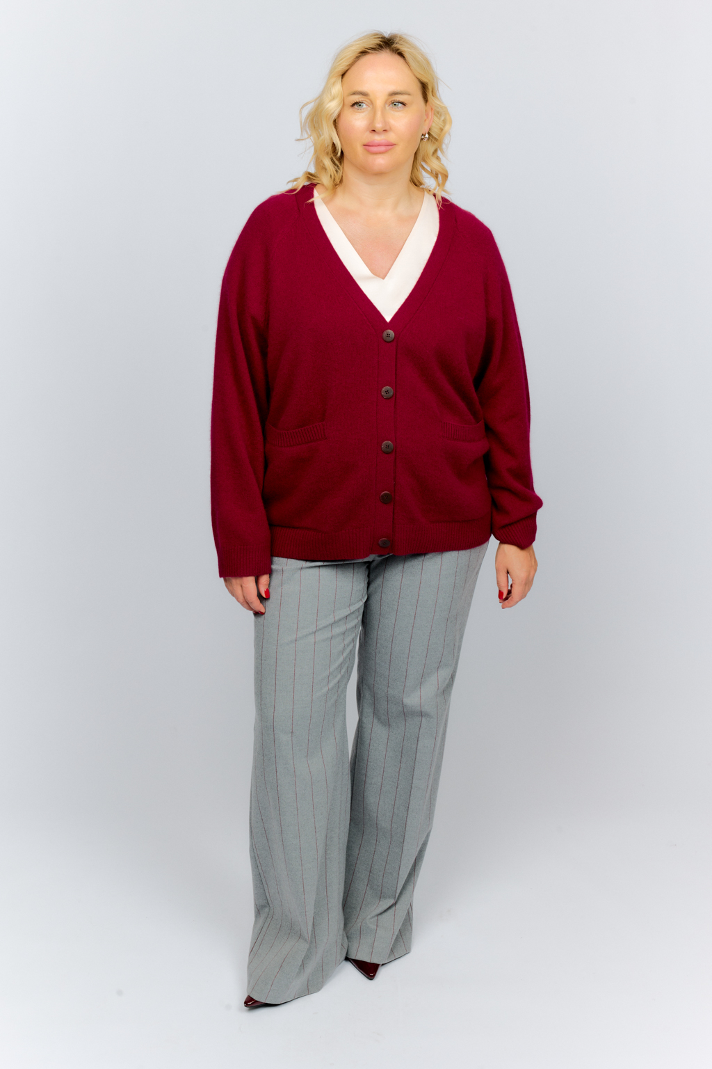 Кардиган прямого силуэта с V-образным вырезом и двумя накладными карманами. Застежка на пуговицах.