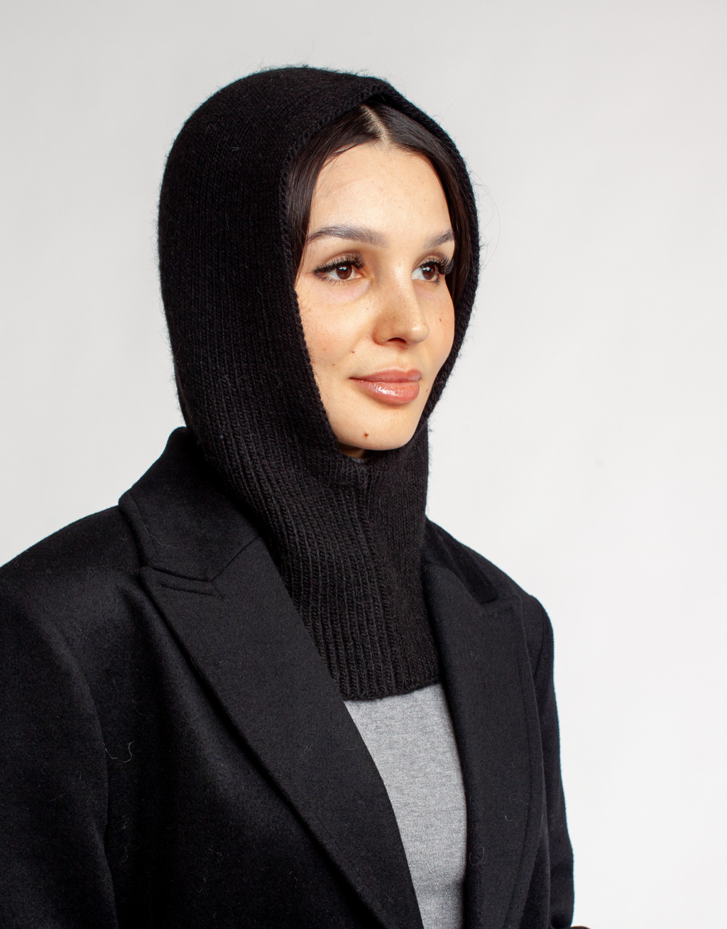 Капор женский - актуальный тренд сезона. Стильный и теплый аксессуар, идеально вписывающийся в любой образ.