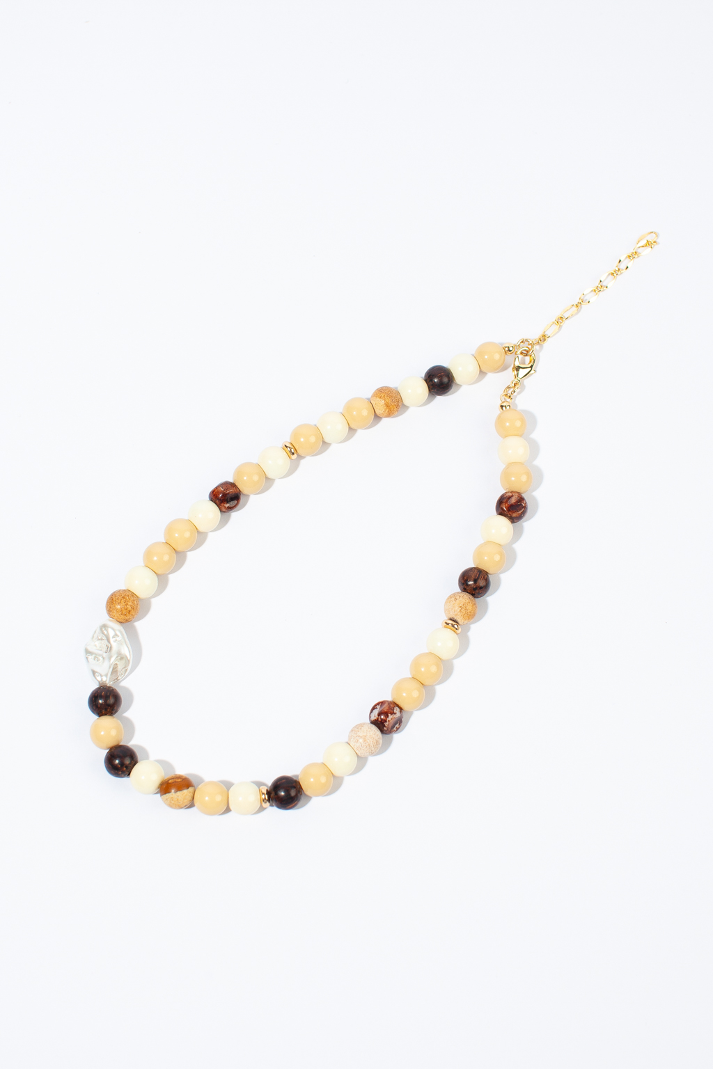 Стильное колье выполнено вручную с использованием натуральной яшмы. Длина изделия 40-50 см. Фурнитура выполнена из гипоаллергенного сплава со стойким гальваническим покрытием.