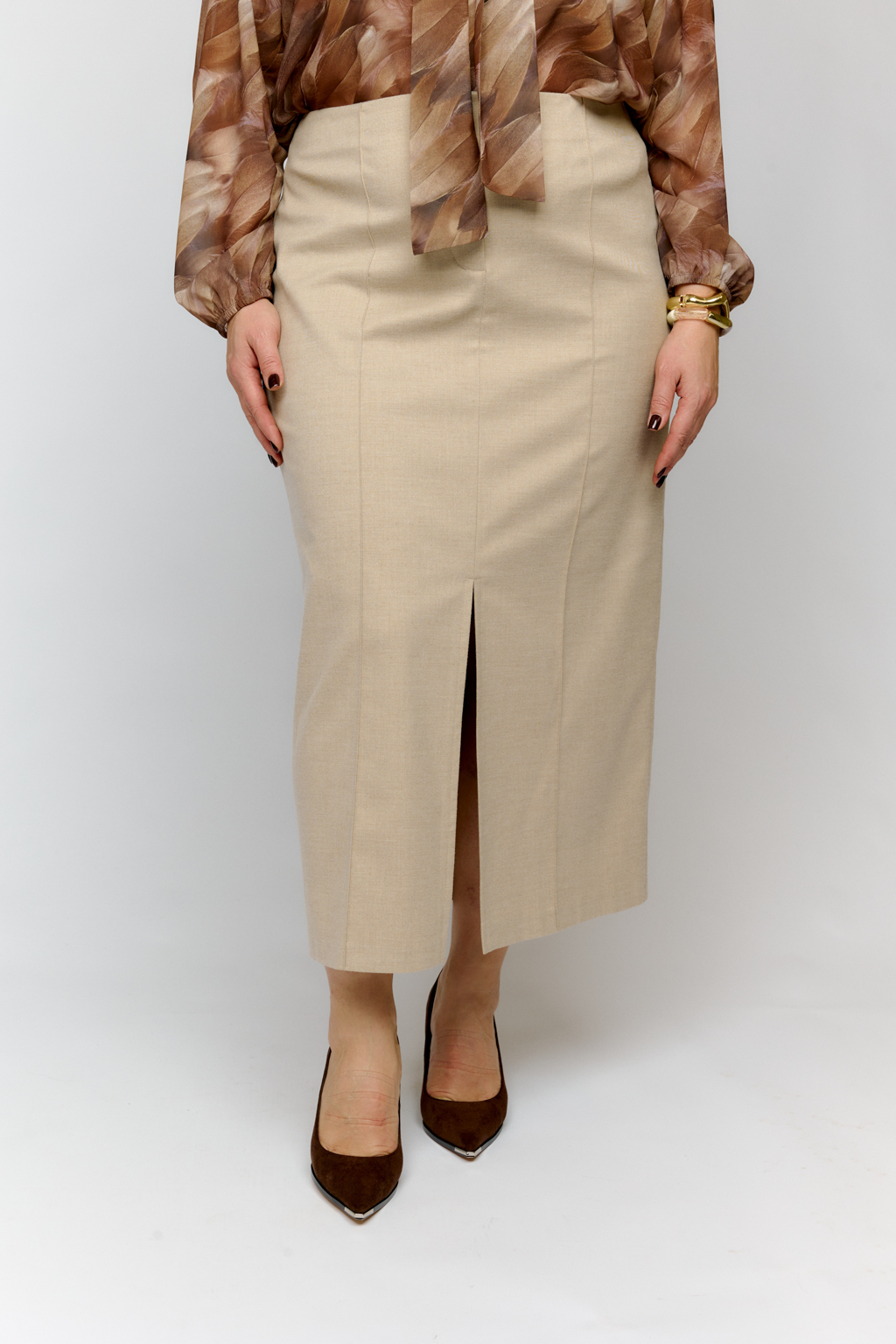 Юбка длиной макси с застроченными рельефами по передней части юбки.