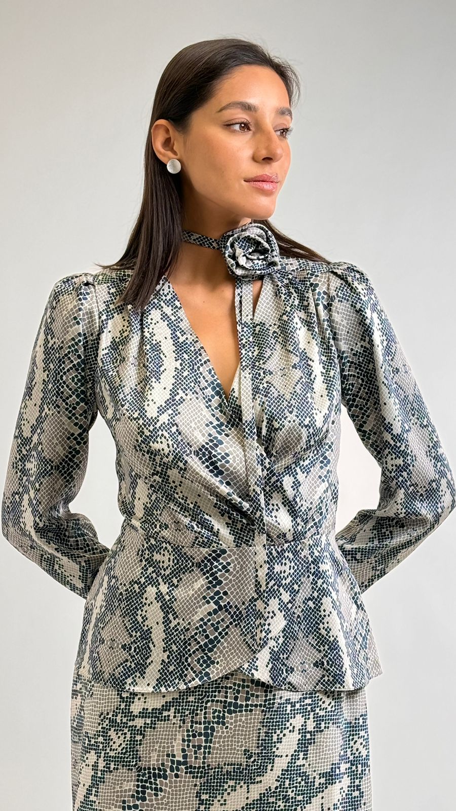 Блуза с запахом приталенного силуэта. Рукав полной длины. Талия подвязывается шнуром с декоративной розой.