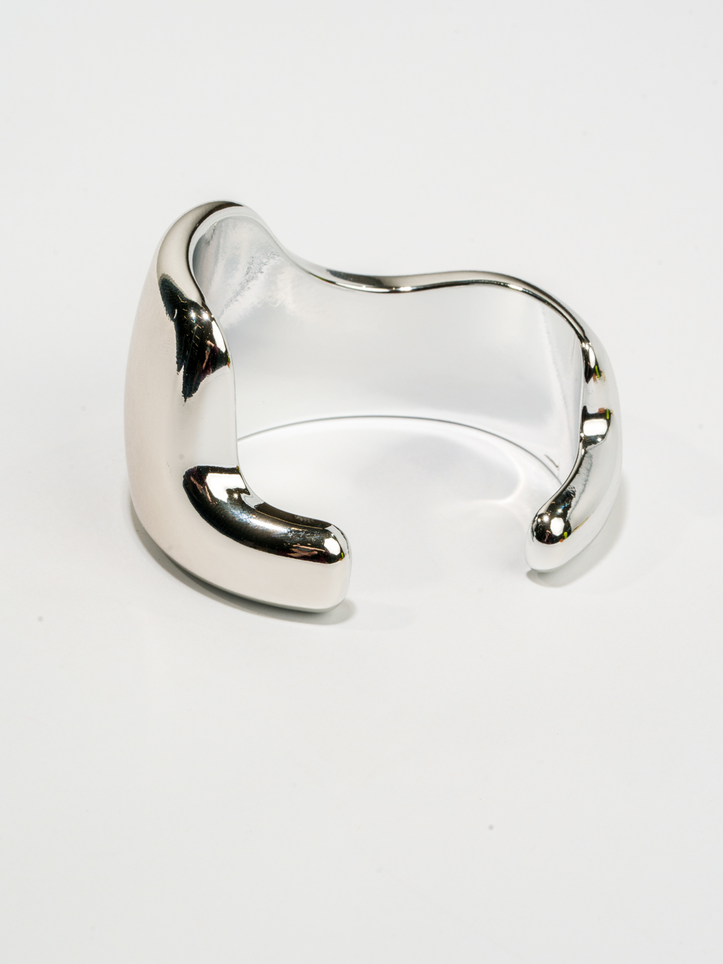 Стильный браслет из бижутерного глянцевого пластика. Его главное преимущество - легкий вес. Интересная форма сделает образ уникальным.