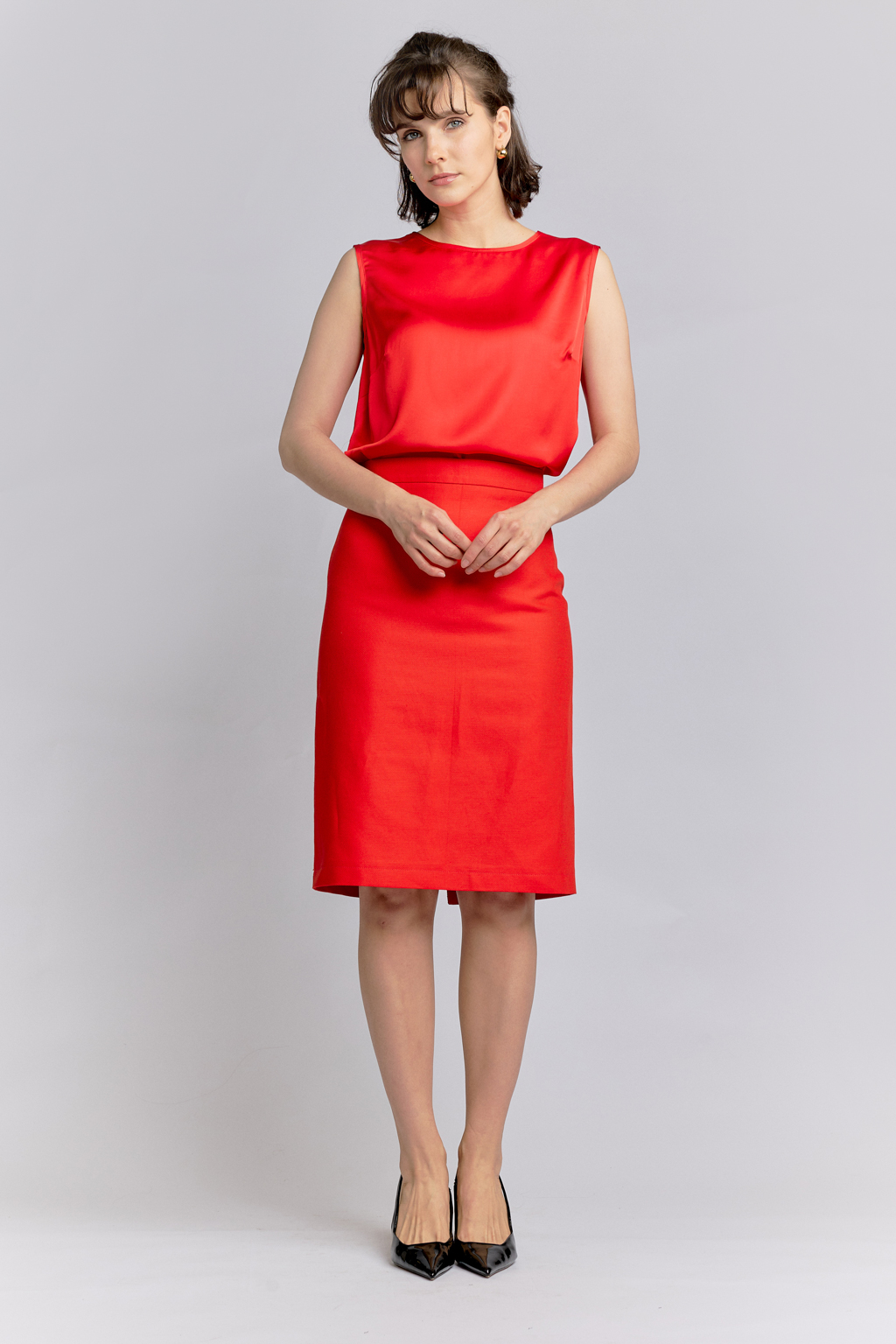 Блуза свободного прямого кроя.