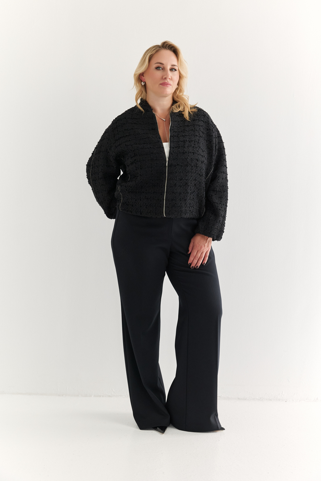 Бомбер в стиле Шанель свободного кроя на молнии и резинке по низу. Декоративная бисерная тесьма по рукавам и полочке. Идеально дополнит любой вечерний образ. Полиэстеровая ткань, из котрой выполнена модель,  практична  в уходе, устойчива к износу, долго сохраняет яркость цвета. Преимущества ткани: твид премиального качества. Мягкая фактурная поверхность выглядит благородно и современно. Ткань держит форму и устойчива к деформации, мягкая и приятная к телу.