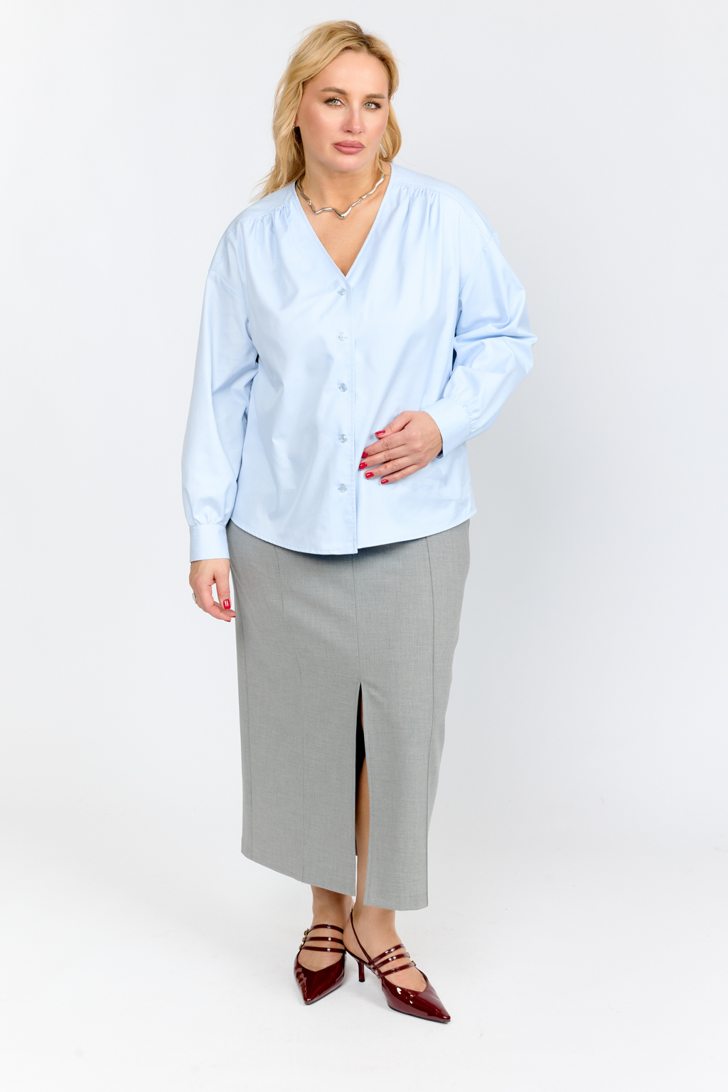 Блуза с V-образным вырезом свободного силуэта с застежкой на пуговицах. Рукав объемный полной длины на манжете.