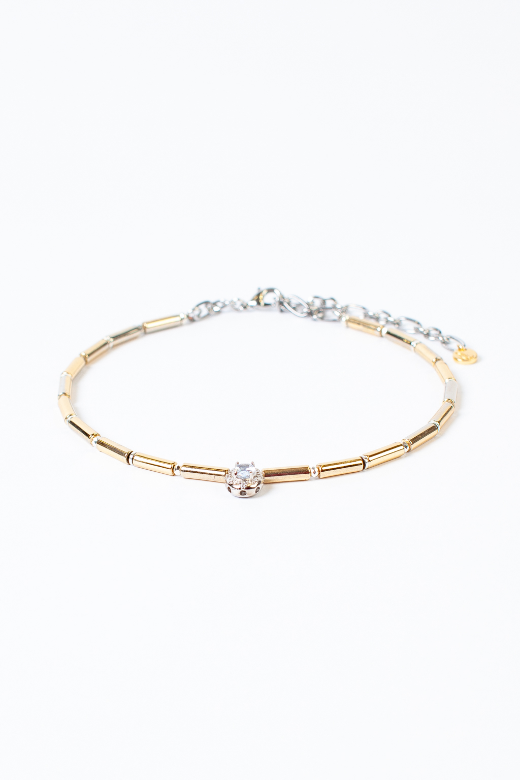 Элегантное колье золотого цвета выполнено из гальванизированного хрусталя и гематита.Дополнено камнем из ювелирного стекла. Длина изделия регулируется от 33 до 50 см. Фурнитура выполнена из гипоаллергенного сплава со стойким гальваническим покрытием.