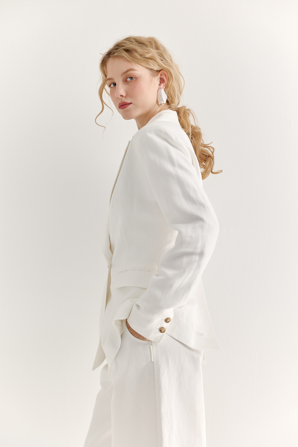 Джинсы свободного силуэта Barrel Leg – исключительное предложение этого сезона. Выполненные из хлопка и льна белого цвета, они расставляют безупречные акценты в образе, сочетая комфорт и стиль. Объемные в области бедер и чуть зауженные к низу.  Джинсы Barrel Leg с округлым силуэтом превосходно дополнят компактные трикотажные блузы, топы и льняные жакеты, создавая неповторимый образ. Одна из шлевок украшена изысканной 3D-вышивкой в виде литеры “S”-первой буквы названия бренда.