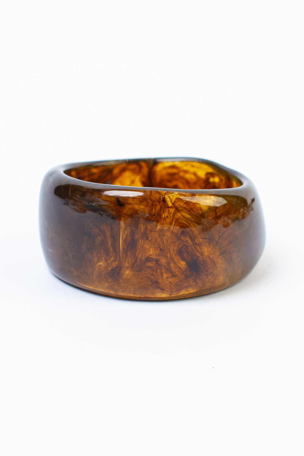 Широкий браслет в трендовом оттенке, создан для женщин, ценящих неподвластный стиль времени. Изделие выполнено из акрилового ацетата, что обеспечивает его долговечность, легкость и современный дизайн.