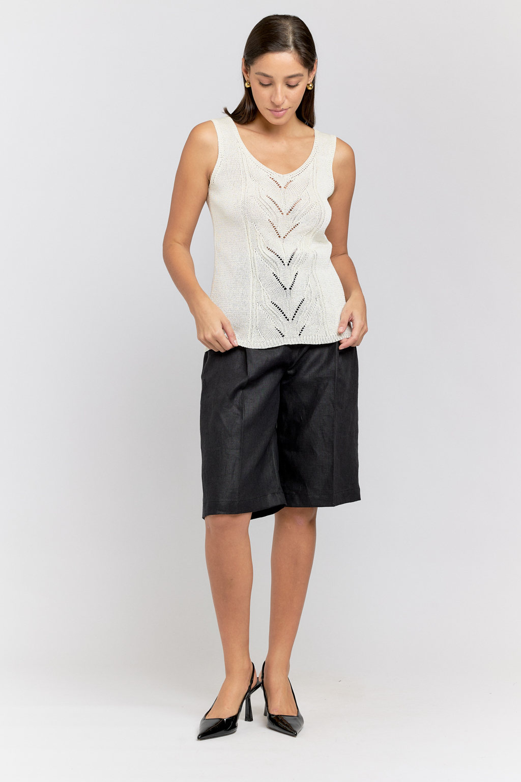 Майка с V-образным вырезом прямого силуэта.