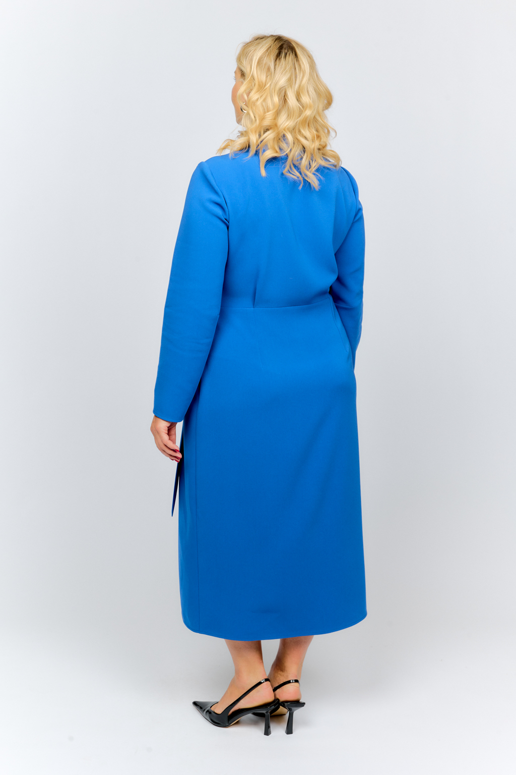 Платье с отрезной юбкой на запах и английским воротником. Длина миди.