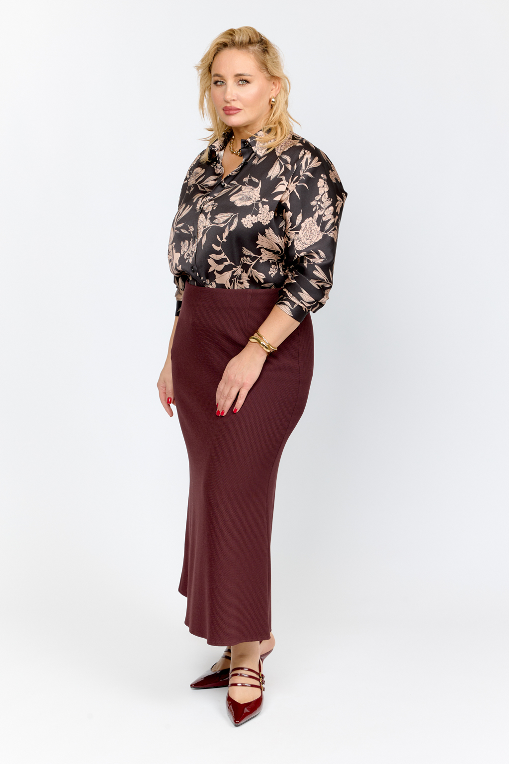 Юбка на обтачке силуэта рыбки длины миди на молнии.