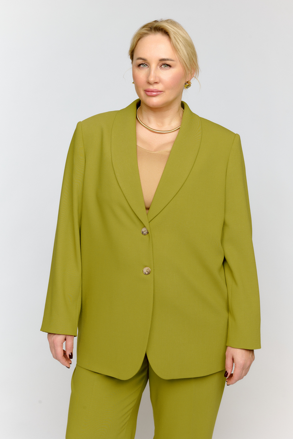 Жакет свободного силуэта зауженный книзу на две пуговицы. Воротник шалька.