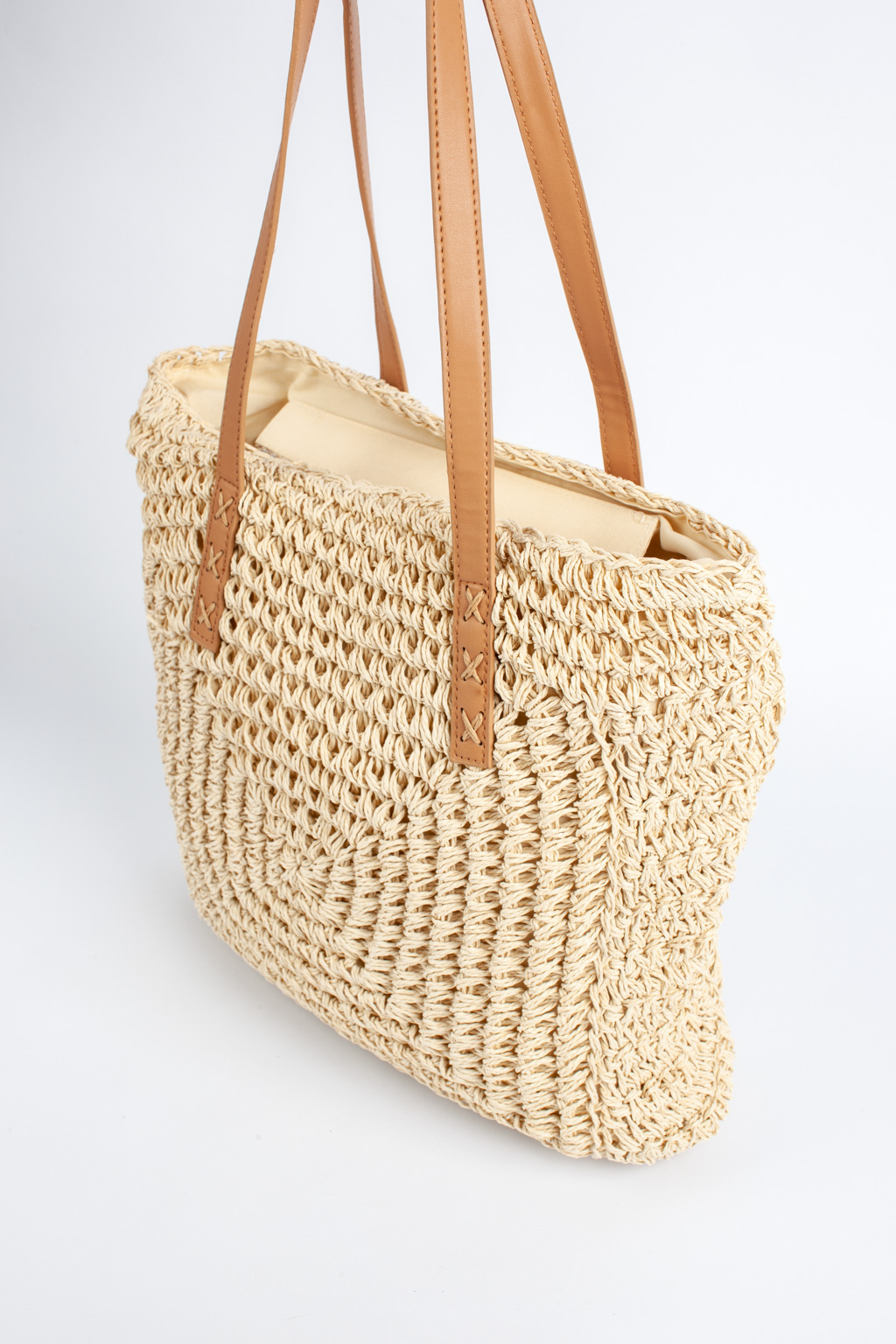 Пляжная сумка в трендовом стиле эко-минимализм выполнена экологически чистой целлюлозы. Удобная и вместительная сумка светло-бежевого цвета с застежкой на молнии прекрасно дополнит летние образы. Длинные ручки из эко-кожи позволят носить ее на плечо. Размеры 39*2*40 см