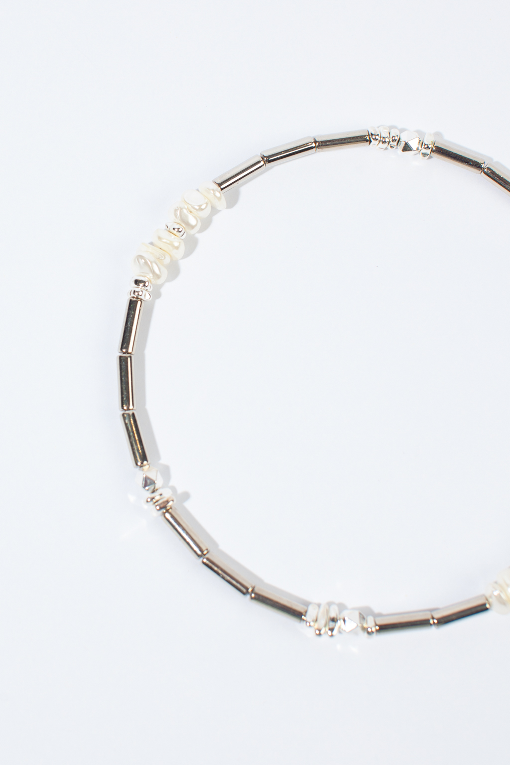 Дизайнерское колье выполнено с использованием майорки, гематита и гипоаллергенного металла. Изделие изготавливается вручную, что придает ему уникальность и неповторимость