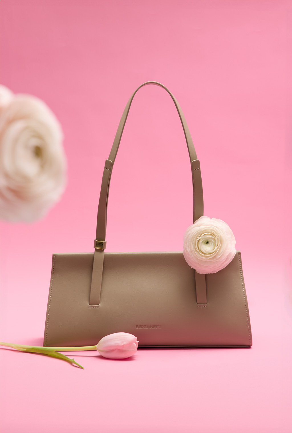 Очаровательная сумка-багет – это идеальный аксессуар для стильной и модной женщины.  Изысканный дизайн и высококачественные материалы делают эту сумку незаменимой в повседневных образах. Точность форм придает ей особую элегантность и шарм. Просторное отделение позволяет удобно вместить все необходимые мелочи, а магнитный замок добавляет комфорта при открывании. Сумка-багет – это не просто аксессуар, это настоящий символ изысканности и хорошего вкуса. Размеры сумки 34*8,5*15 см