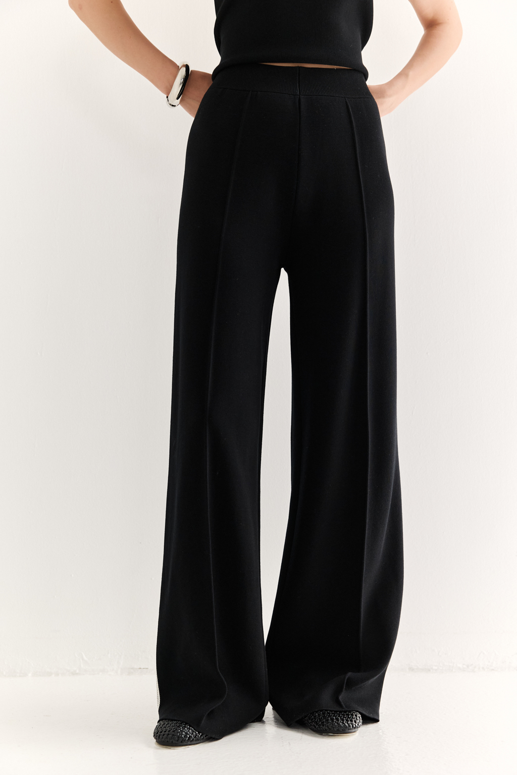 Брюки прямого силуэта со стрелкой и контрастным лампасом.