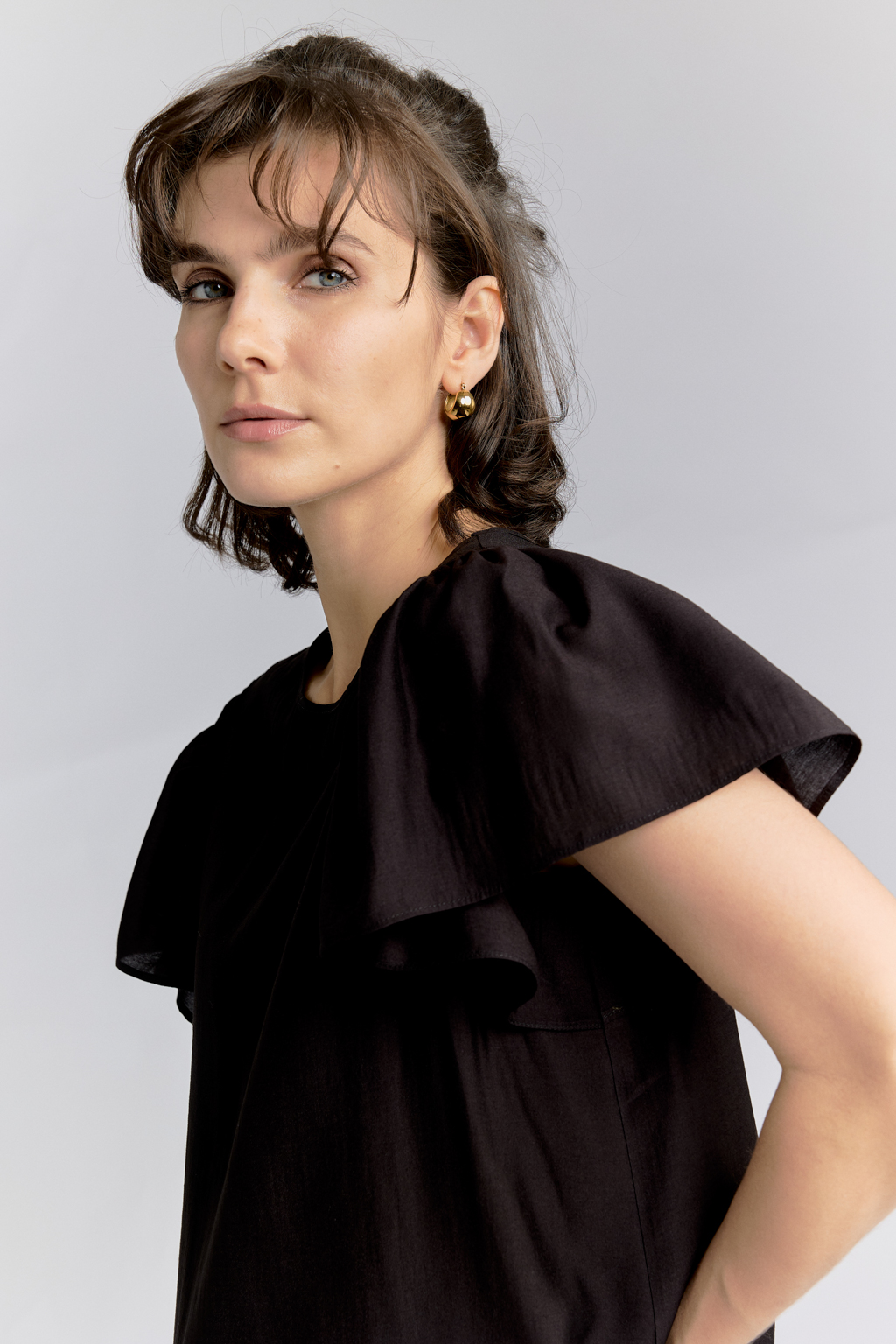 Блуза прямого силуэта с рюшами на рукавах.