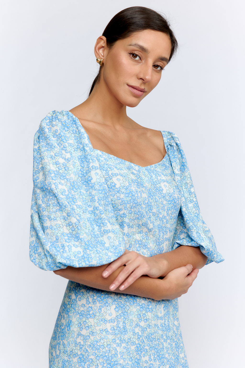 Платье длиной миди, с отрезной расклешенной юбкой, и фигурном вырезом горловины, рукавом на резинке.