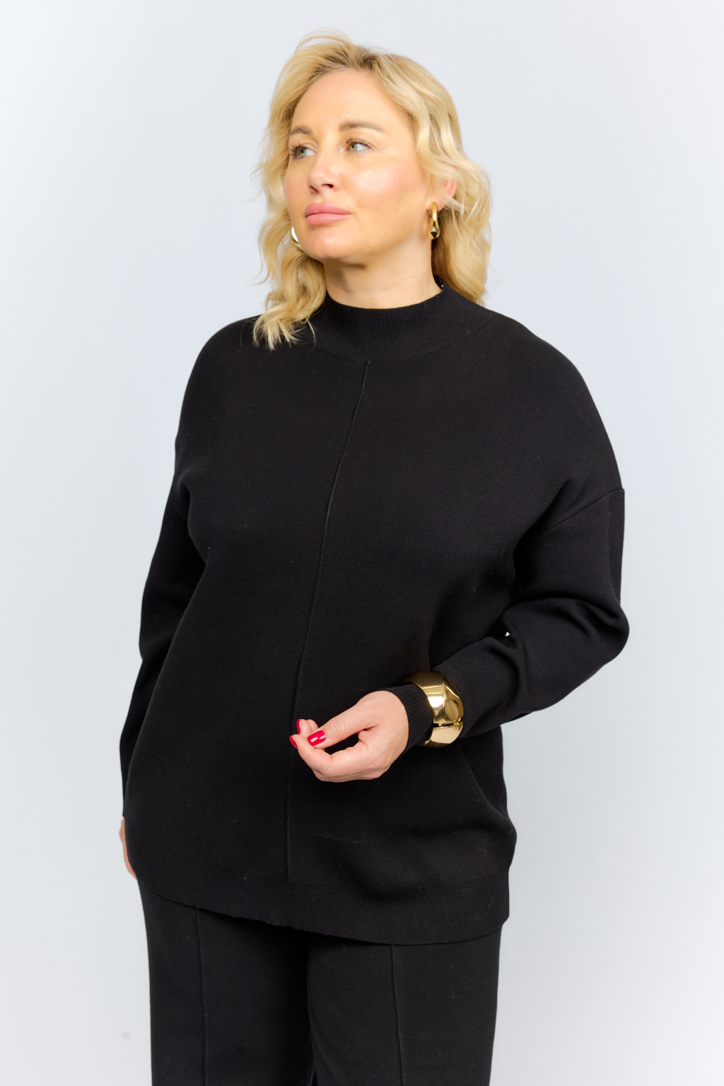 Джемпер прямого кроя с круглым вырезом и рукавом полной длины.