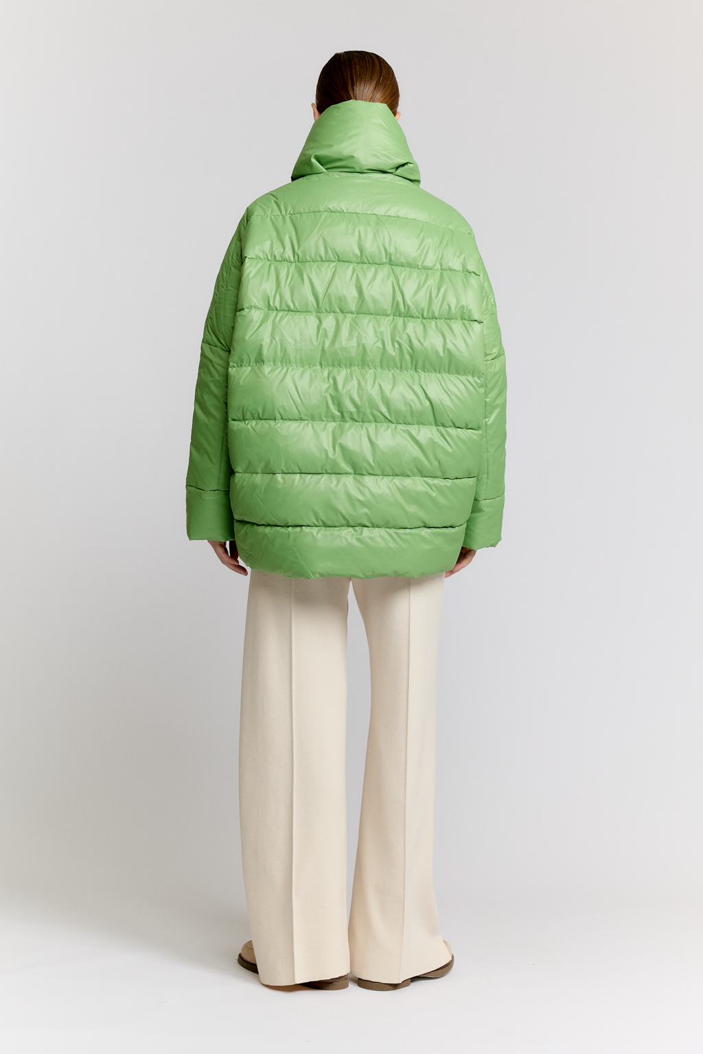 Пуховик оверсайз силуэта со спущенным плечом и высоким воротником стойкой в цвете зеленой мяты. Ассиметричная застежка на магниты и пуговицу.Длина до середины бедра.