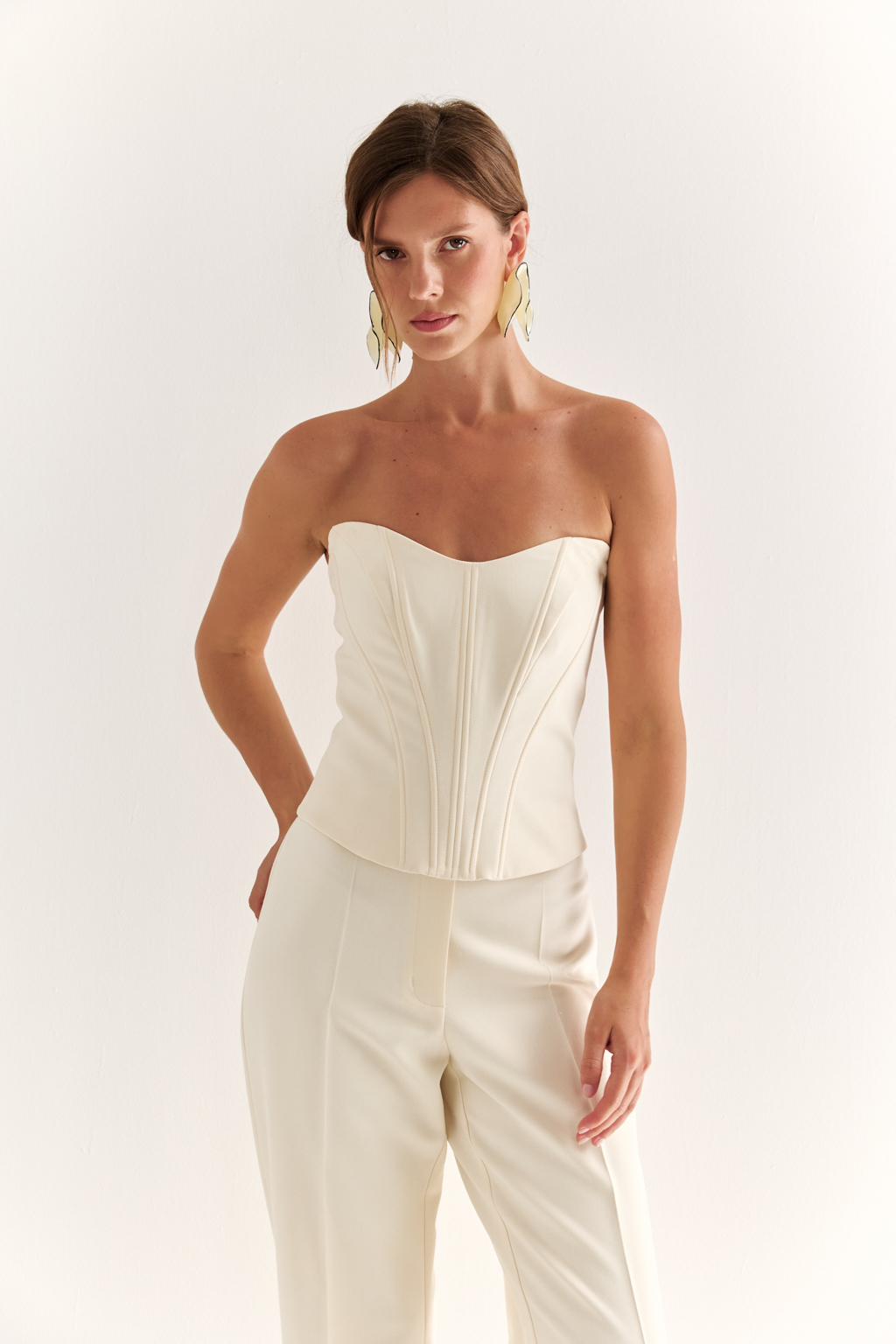 Корсет: точность формы и сила силуэта

Этот корсет создан для того, чтобы подчёркивать фигуру и собирать образ в единое целое. Анатомический крой, выточки и жёсткая конструкция формируют чёткий силуэт «песочные часы», акцентируя талию и зону декольте. Гладкая спинка и идеальная посадка делают модель комфортной и уверенной в носке.

Носите как самостоятельный элемент с брюками или юбкой, или в паре с жакетом — для яркого, структурного образа.

Минимум ткани — максимум характера.