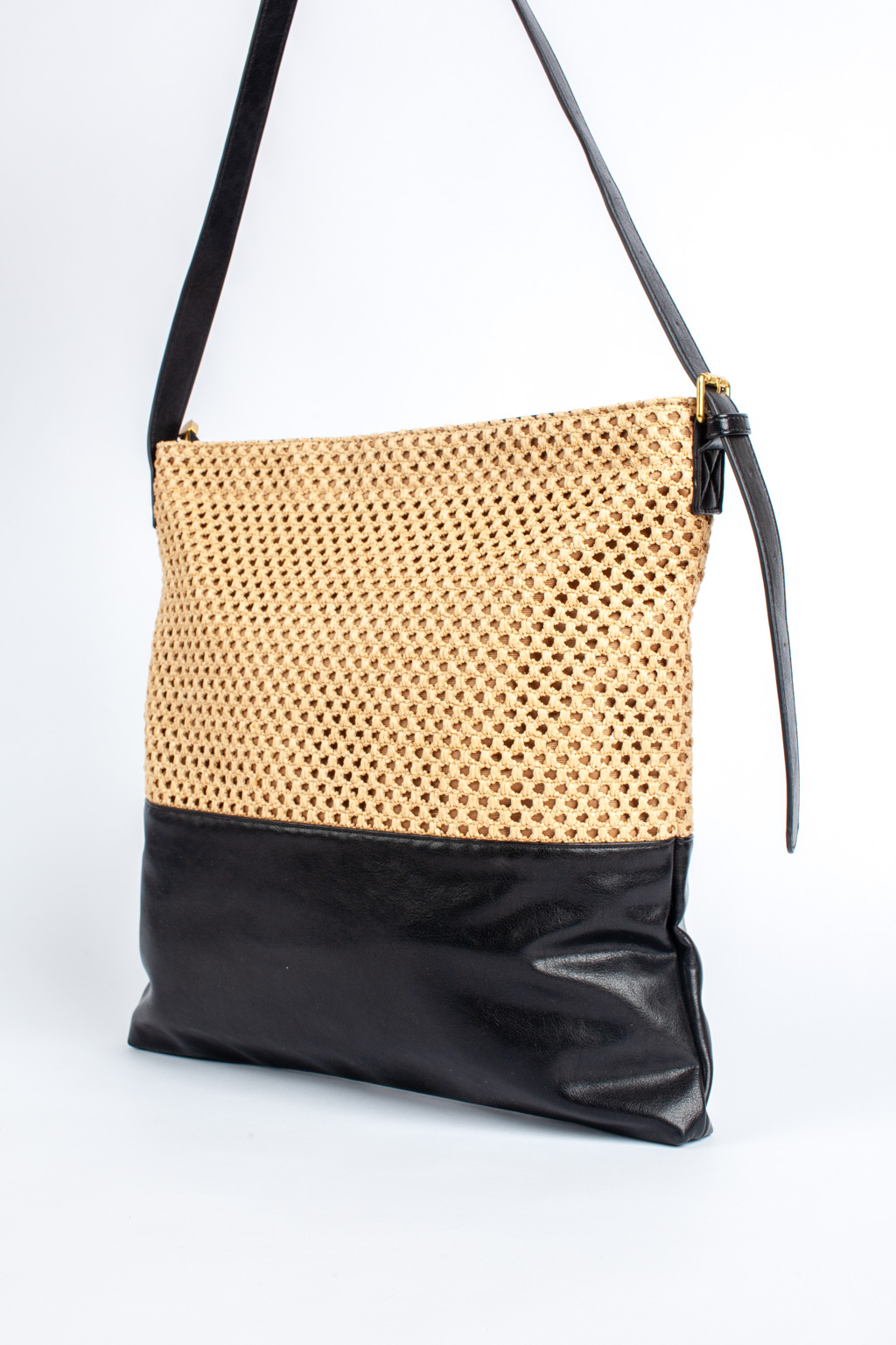 Сумка из экокожи и текстиля станет идеальным решением на каждый день. Универсальная сумка закрывается на молнию и имеет регулируемую ручку-ремешок. Размеры 36*10*38 см