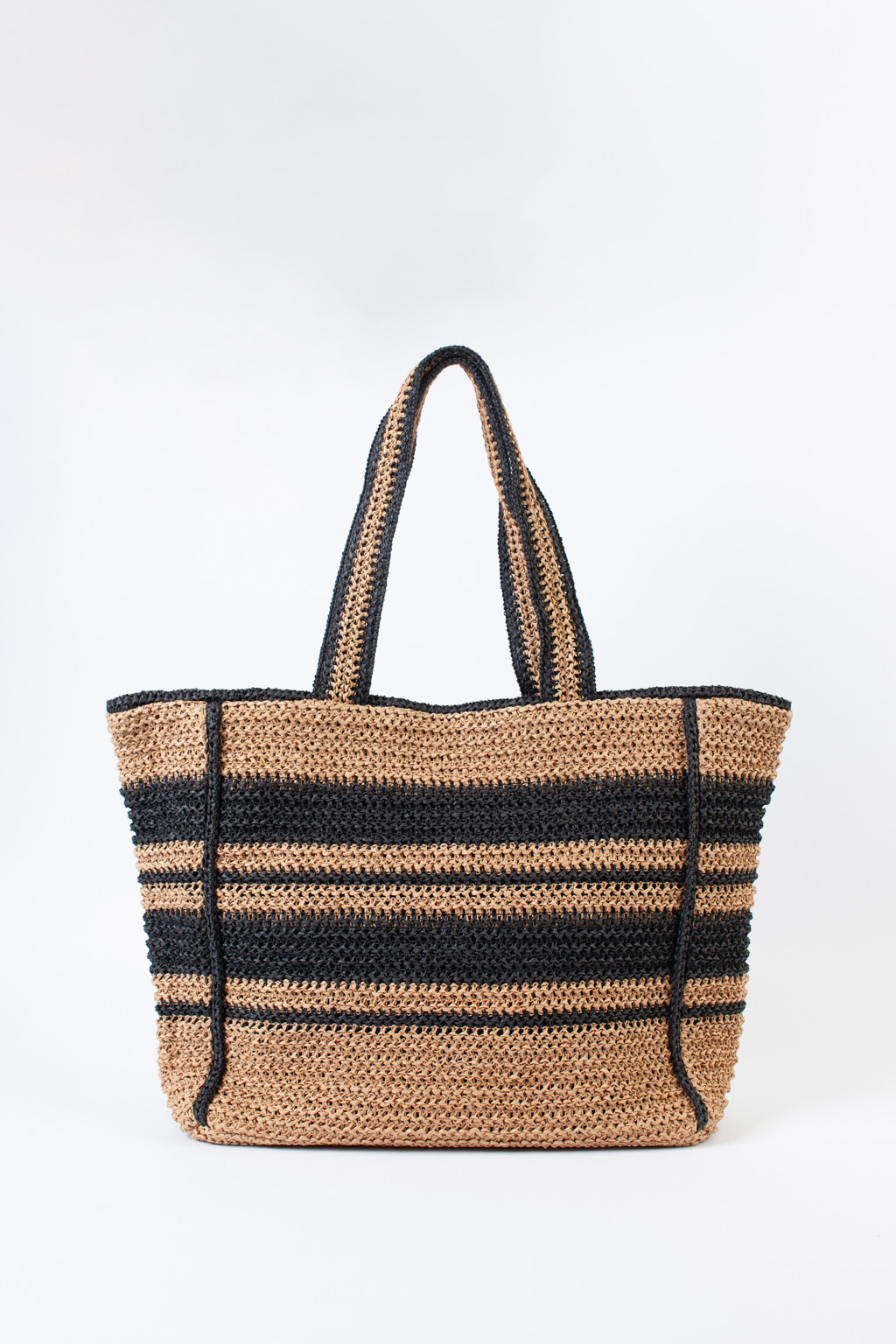 Плетеная сумка из качественной целлюлозы создана для настоящих ценительниц стиля и практичности. Интересный дизайн в виде полоски добавит уникальности своей обладательнице. Вместительного размера сумка имеет внутренний кармашек, тканевый подклад в виде увеличенного мешка, который при желании можно затянуть, чтобы вещи не вываливались Размеры 54*35*17 см