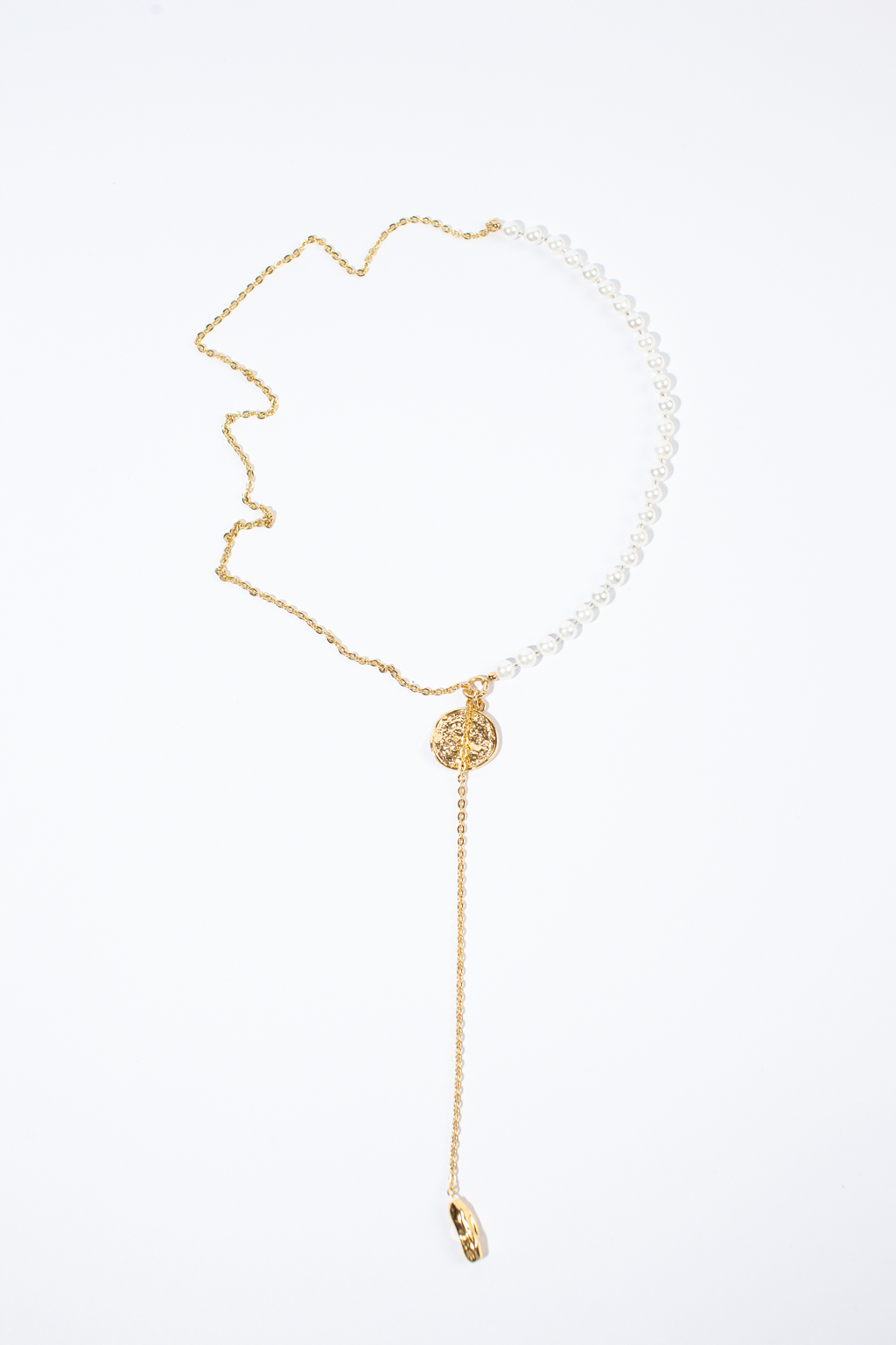 Элегантное колье из коллекции "Выход в свет" предлагает современное прочтение классики. Длинная нить из майорки базового белого цвета дополнена подвеской из гипоаллергенного металла. Кулон также выполен из гипоаллергенного сплава со стойким гальваническим покрытием золотом.