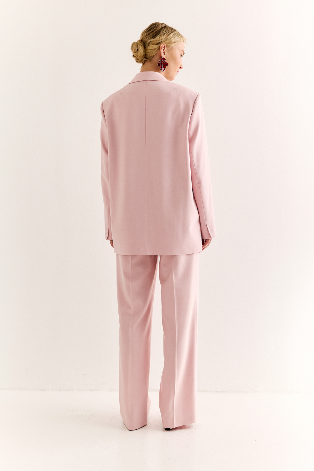 Классический жакет: фундамент уверенного образа. Жакет прямого силуэта с чёткой линией плеч — это безвременная классика, которая подчёркивает вкус и статус. Однобортная застёжка и лаконичные детали делают модель универсальной: она органично впишется как в деловой, так и в повседневный гардероб. Благодаря прямому силуэту и продуманной длине, жакет хорошо садится и визуально стройнит. Идеален в паре с брюками или даже с джинсами — для смелого контраста. Сила в простоте. Элегантность в каждой детали.