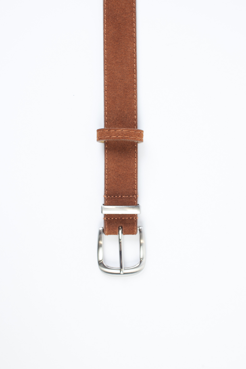 Ремень из натуральной замши  с серебрянной пряжкой. Длина ремня 1,1 м, ширина 2,7 см.