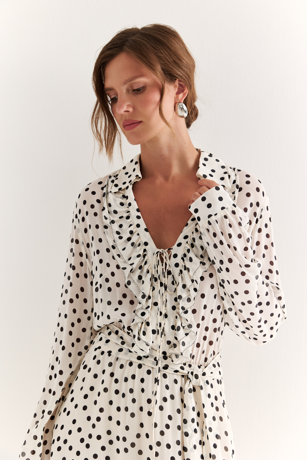 Платье миди в горох: винтажный шарм и деликатная женственность

Лёгкое платье из 100% вискозы с гороховым принтом — это дань утончённой романтике. Акцентная горловина с рюшами и завязками придаёт образу нотку винтажного шика. 
Прямой силуэт с мягким поясом подчёркивает талию, а длинная струящаяся юбка создаёт элегантную линию движения. 

Ткань из вискозы приятна к телу, дышит и красиво драпируется, делая это платье идеальным для повседневных прогулок, свиданий или лёгких выходов в свет.

Нежность в каждом движении. Платье, которое говорит за вас.