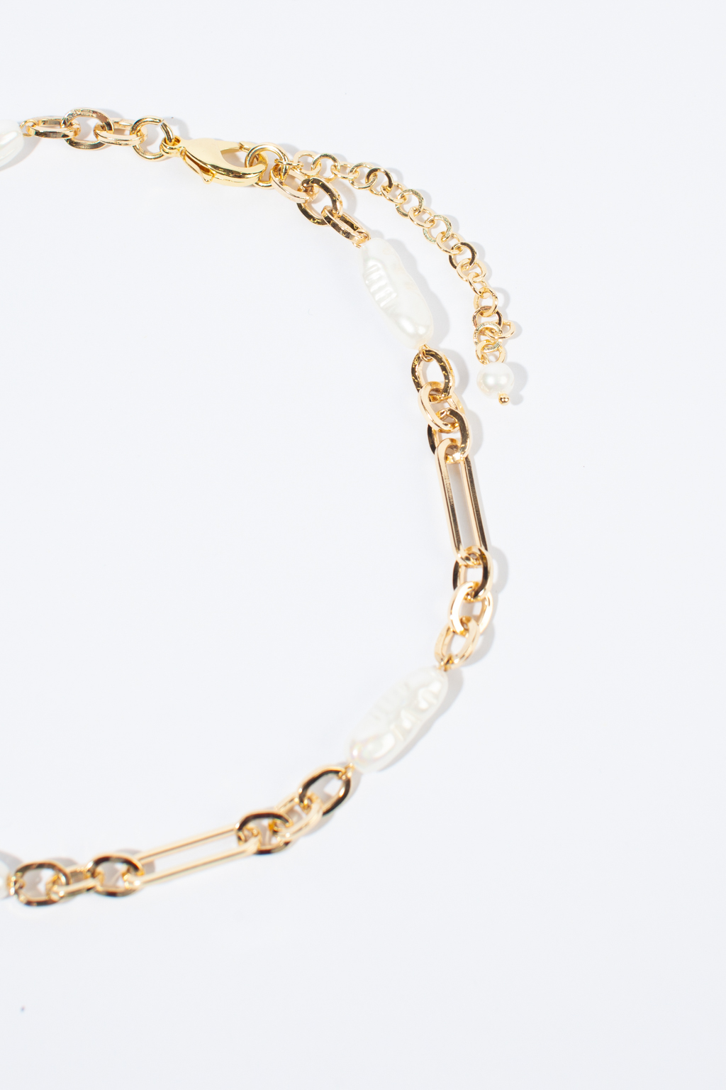 Дизайнерское колье-цепь выполнено из благородной белой майорки и гипоаллергенного металла. Длина колье 40-47 см. Фурнитура выполнена из гипоаллергенного сплава со стойким гальваническим покрытием.