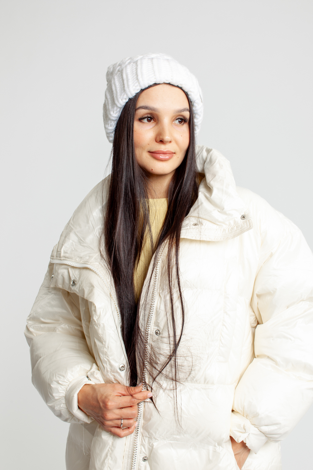 Шапка женская крупной вязки с отворотом. Является совершенным аксессуаром для утепления в осенний и зимний сезон, на флисе.